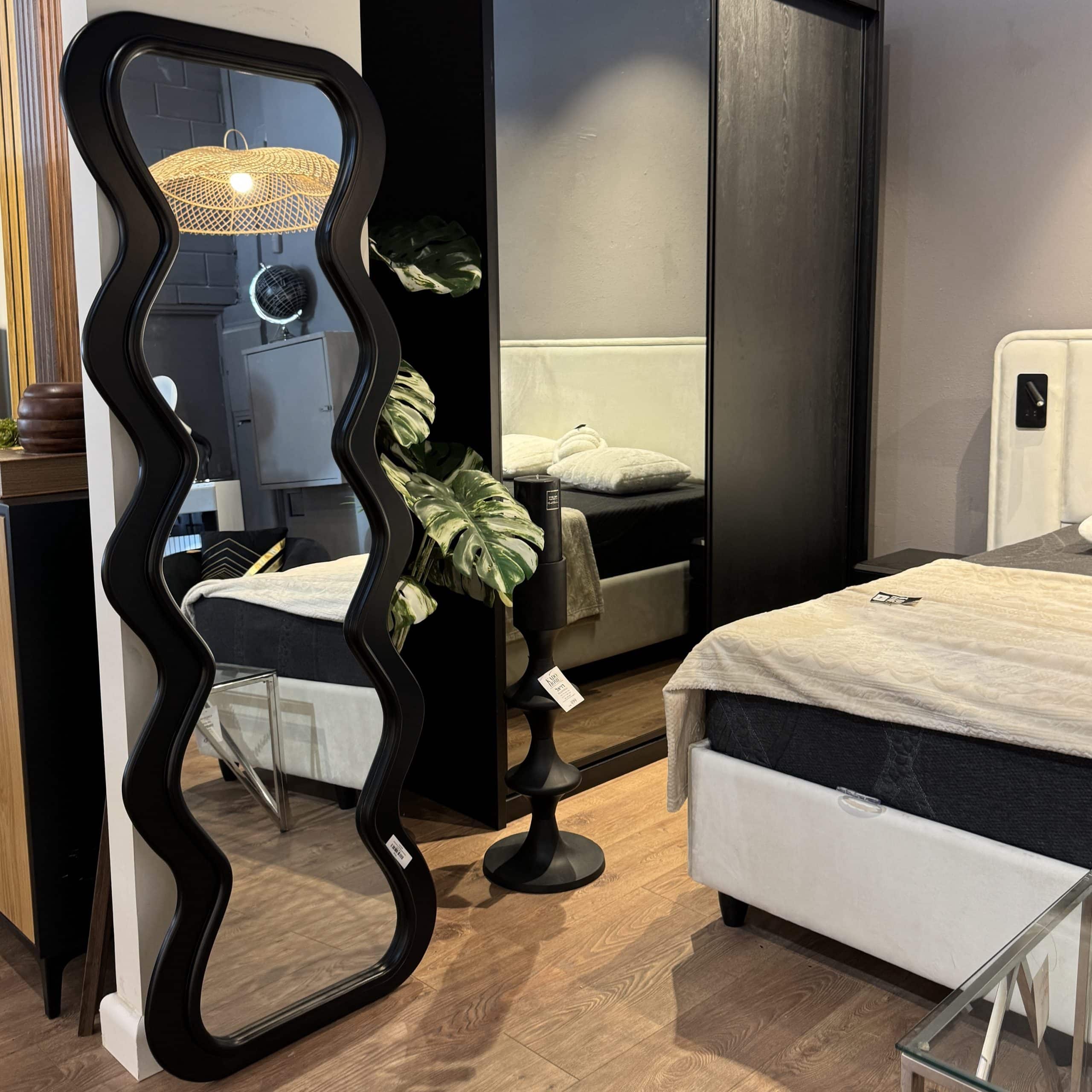 מראה עץ מלא מסגרת שחורה גלים גדולים דגם מוריאל מראה עץ מלא מסגרת שחורה גלים גדולים דגם מוריאל