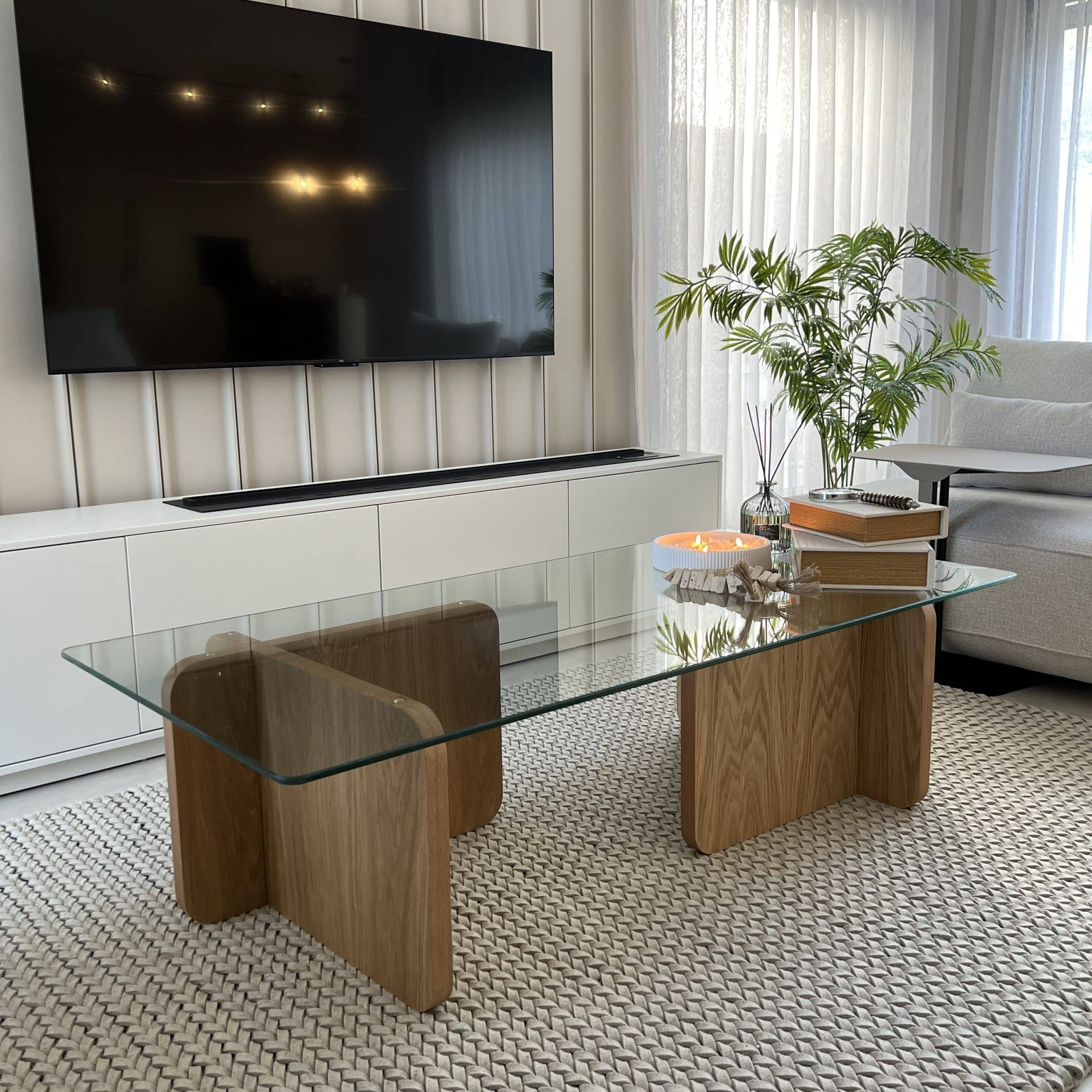 שולחן סלון יוקרתי זכוכית ועץ דגם מואנה | בעיצוב אישי הוםסטיילינג סלון- חיפוי קיר, מזנון שולחן סלון, אקססוריז, שטיח