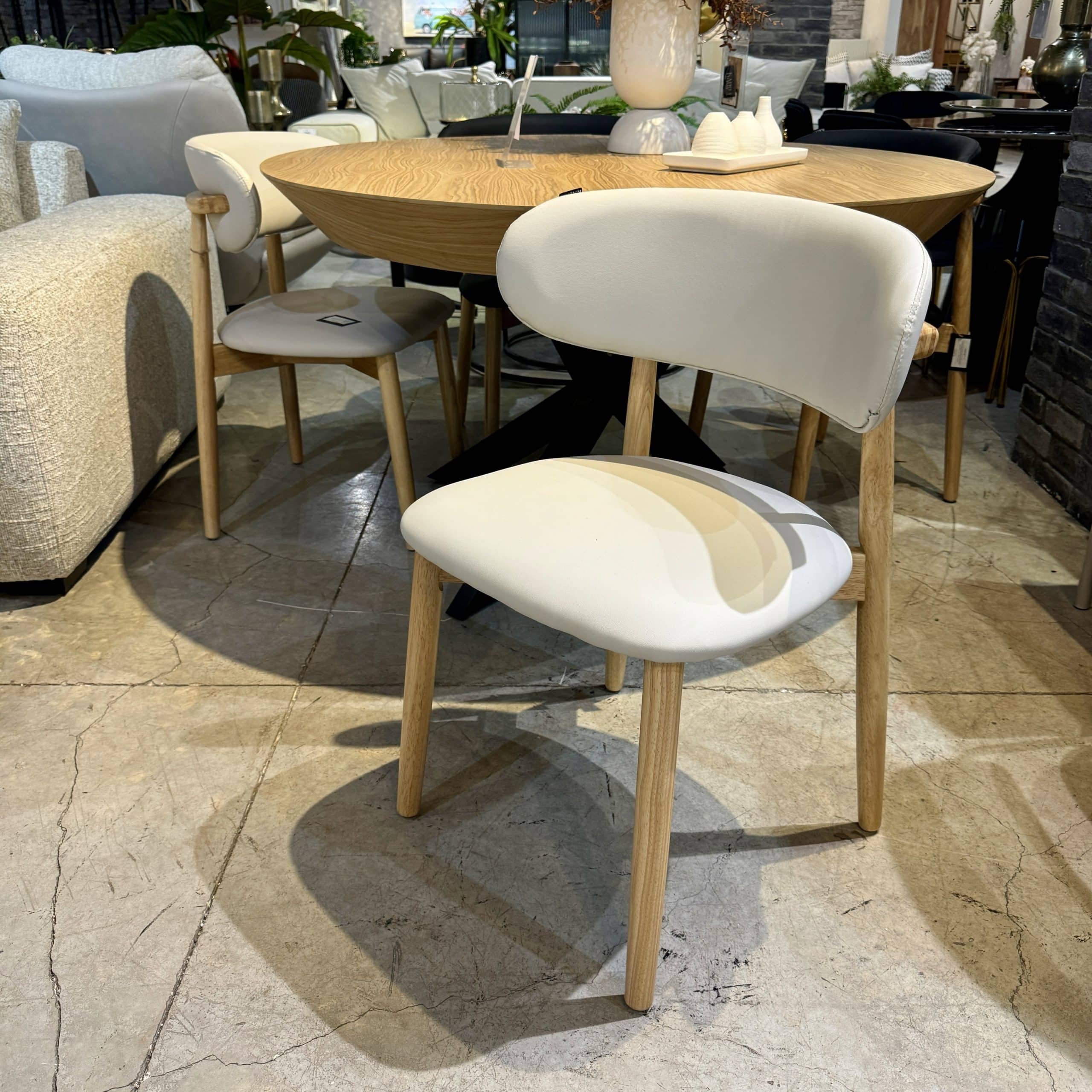 כיסא פיליפה עץ אלון דמוי עור שמנת דגם סופיטל