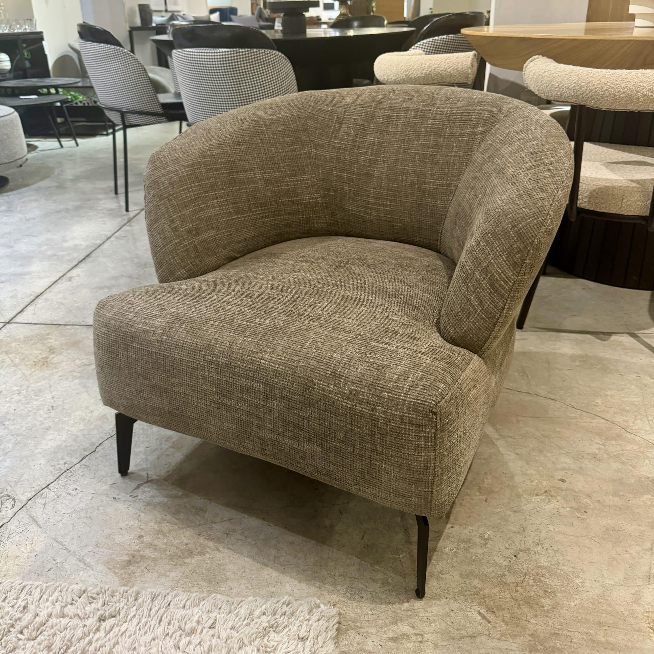 כורסא מעוצבת דגם ברוש קפוצ׳ינו