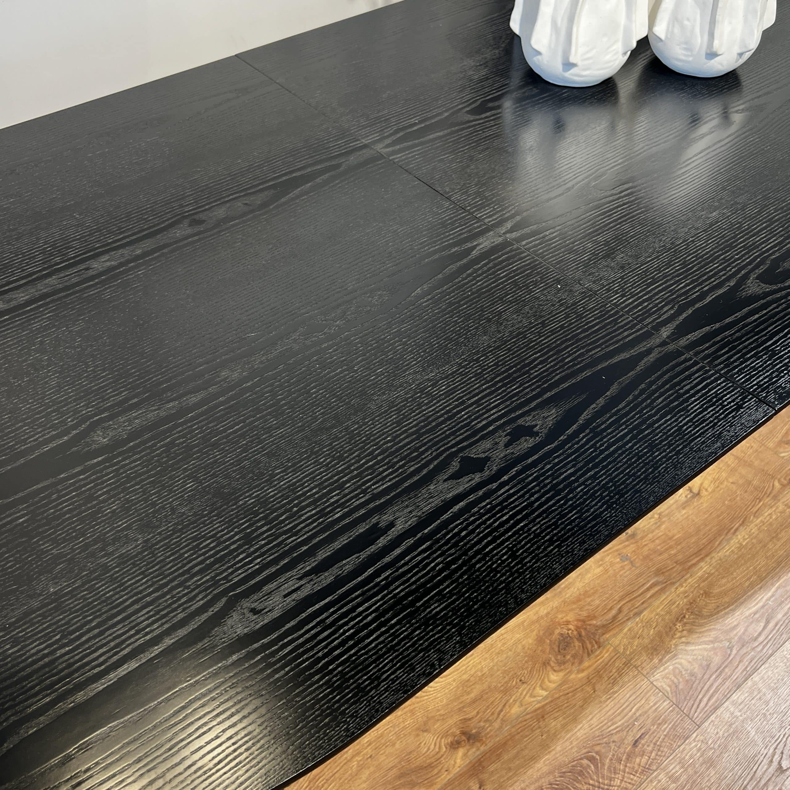 שולחן אוכל פינות מעוגלות רגליים עגולות שחור דגם אמה שולחן אוכל פינות מעוגלות רגליים עגולות שחור דגם אמה