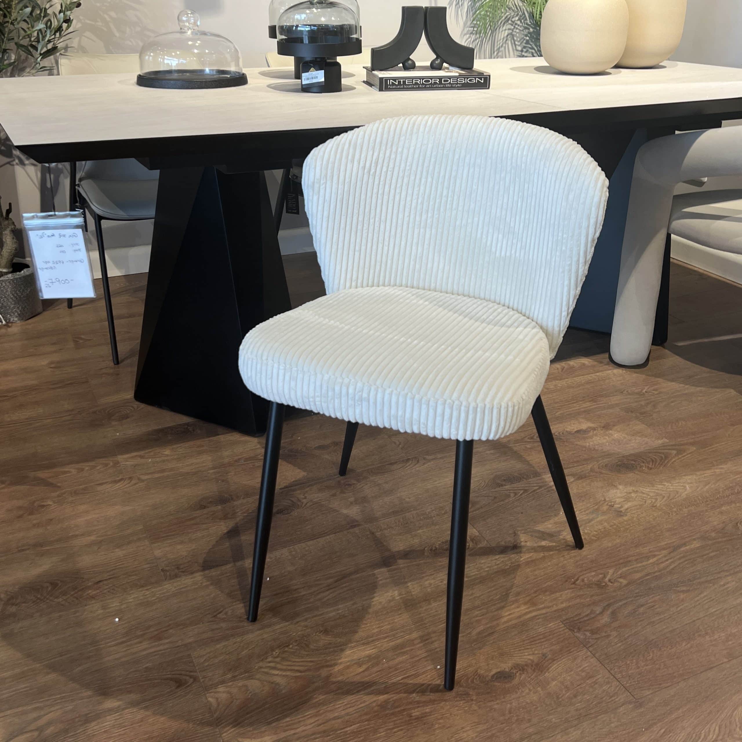 כיסא קורדרוי שמנת רגליים שחור דגם לאקי - במבצע חיסול מלאי! כיסא קורדרוי שמנת רגליים שחור דגם לאקי - במבצע חיסול מלאי!