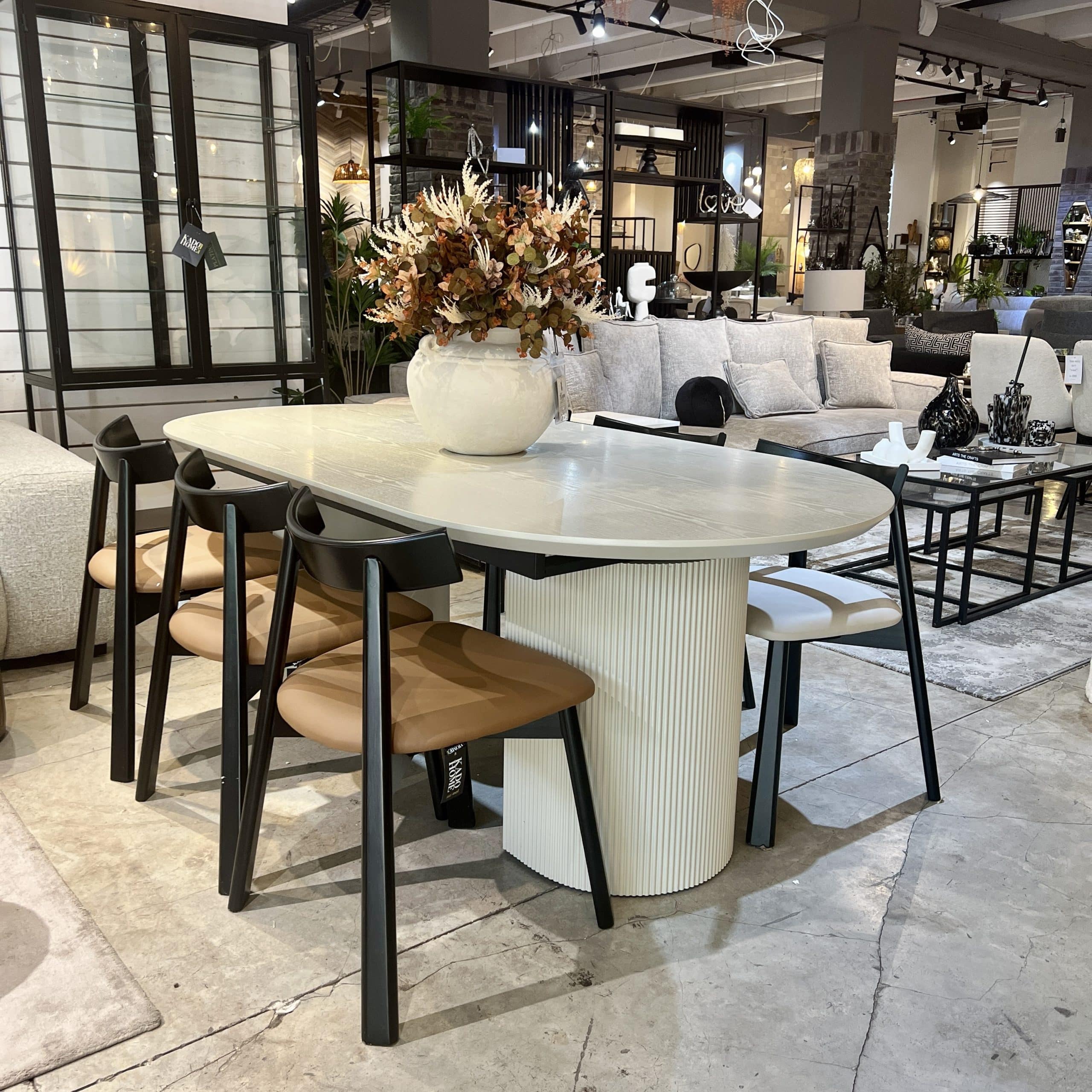 שולחן אוכל פינות מעוגלות רגליים עגולות שמנת אבן דגם אמה