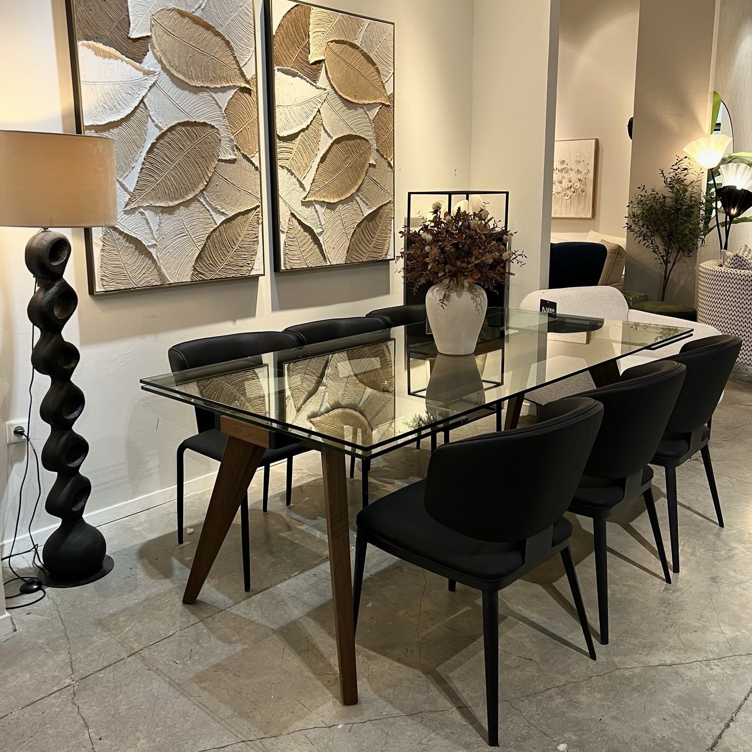 שולחן אוכל יוקרתי זכוכית מחוסמת ורגל אגוז דגם הלן שולחן אוכל יוקרתי זכוכית מחוסמת ורגל אגוז דגם הלן