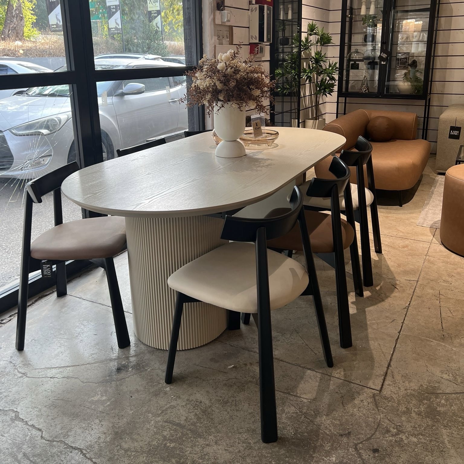 שולחן אוכל פינות מעוגלות רגליים עגולות שמנת אבן דגם אמה