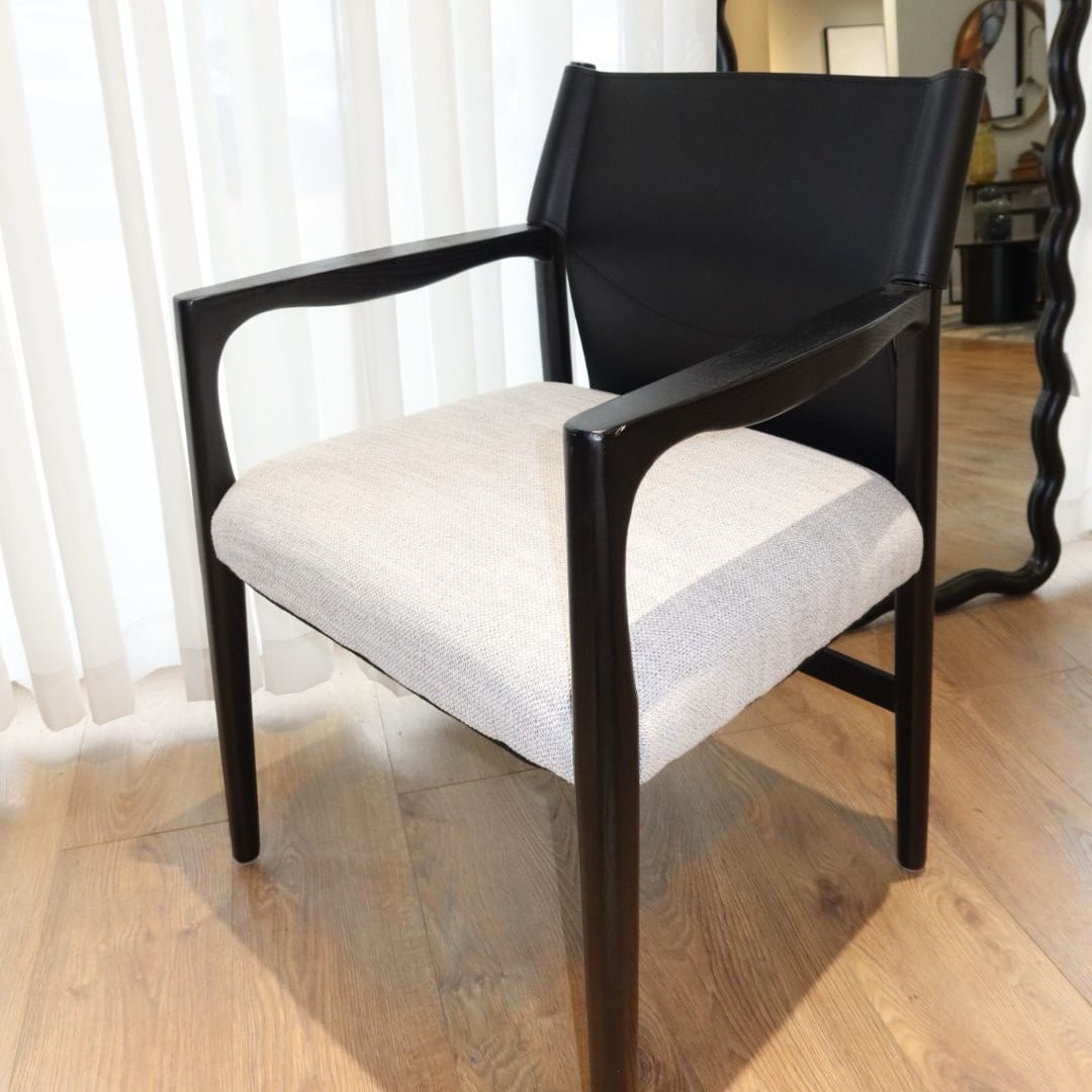 כיסא כורסא דומיניק עץ שחור דגם סופיטל - אחרון במלאי! כיסא כורסא דומיניק עץ שחור דגם סופיטל - אחרון במלאי!