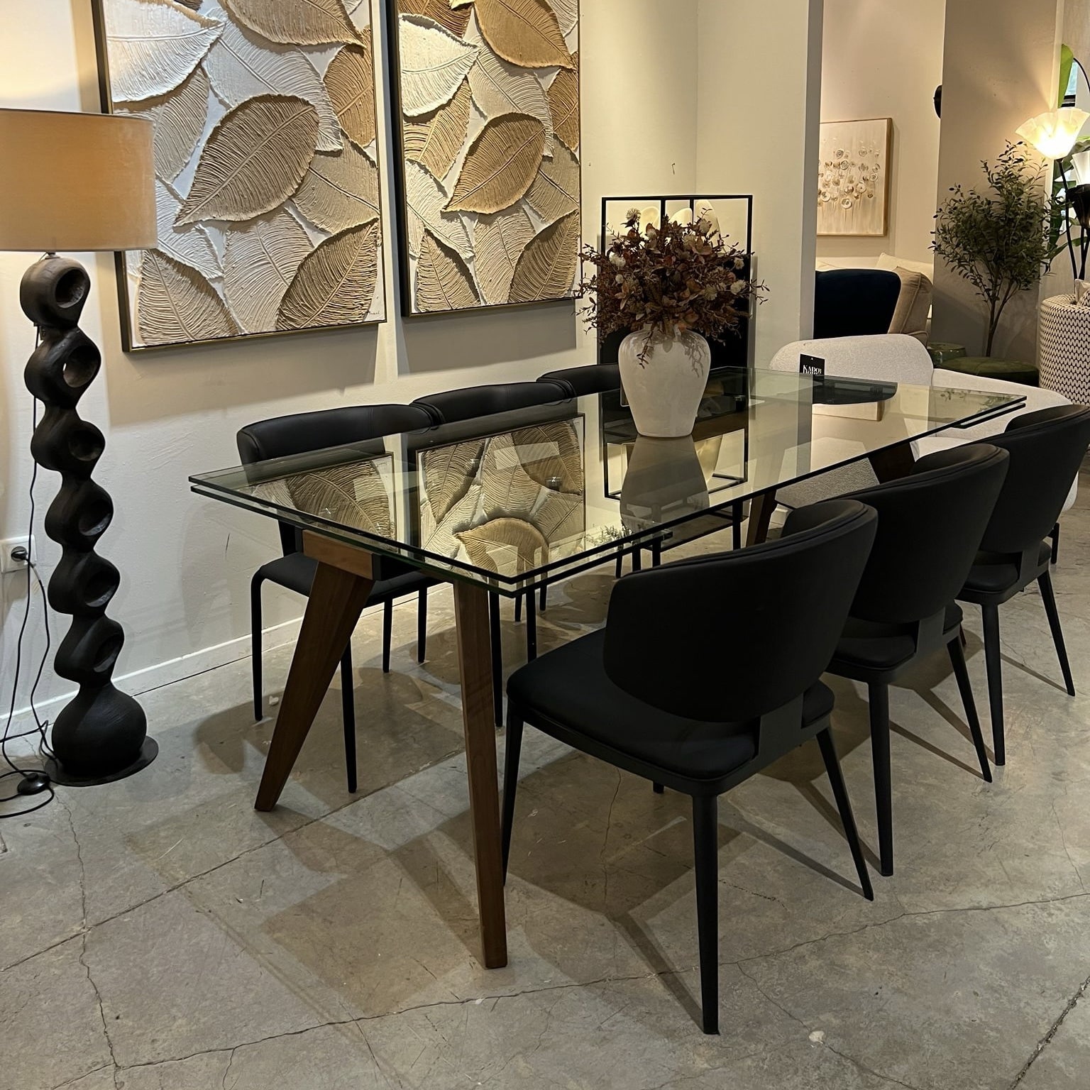 שולחן אוכל יוקרתי זכוכית מחוסמת ורגל אגוז דגם הלן שולחן אוכל יוקרתי זכוכית מחוסמת ורגל אגוז דגם הלן