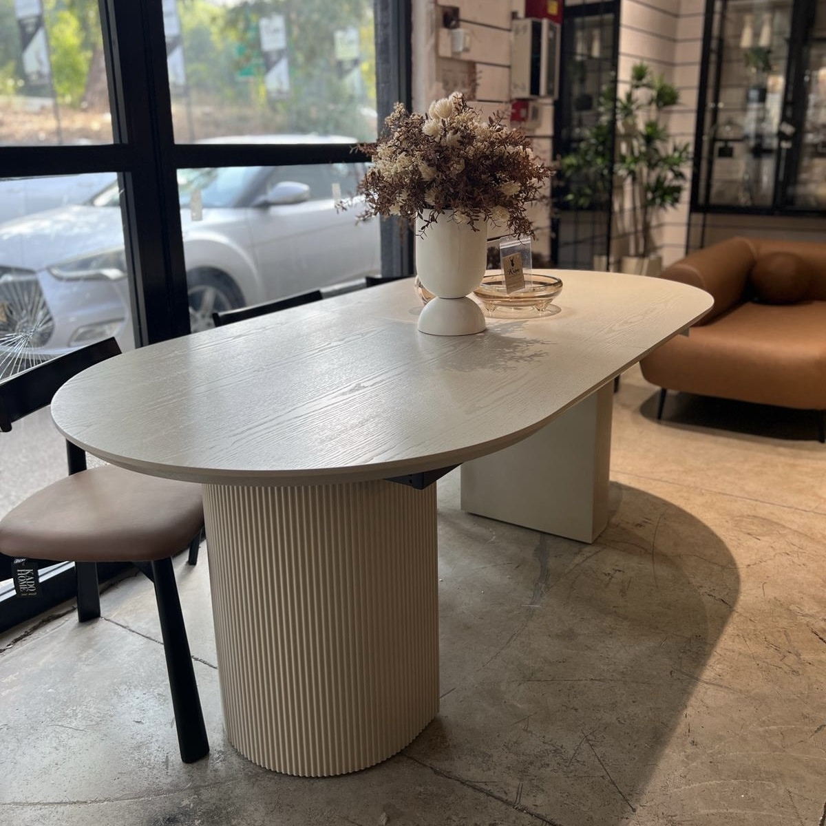 שולחן אוכל פינות מעוגלות רגליים עגולות שמנת אבן דגם אמה