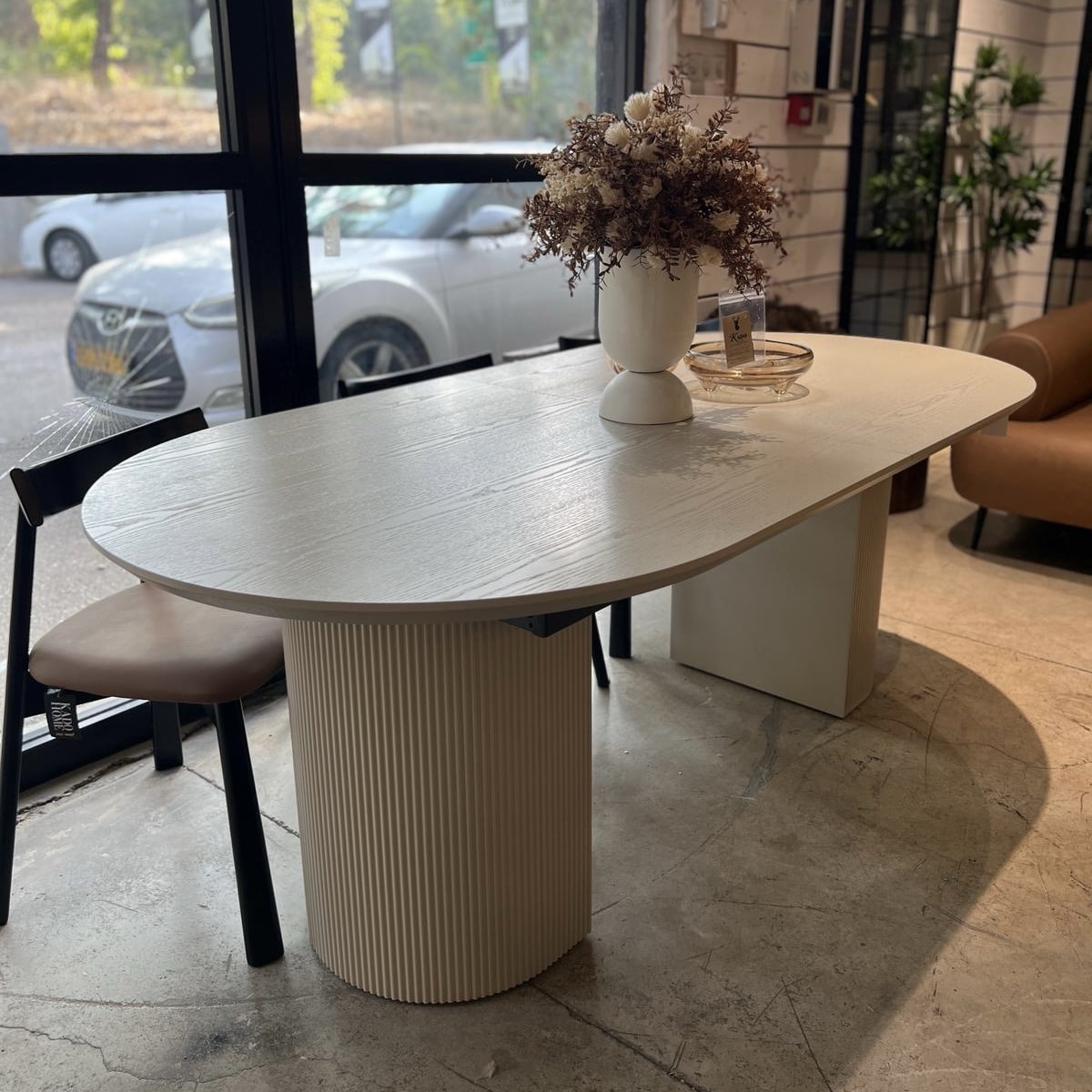 שולחן אוכל פינות מעוגלות רגליים עגולות שמנת אבן דגם אמה