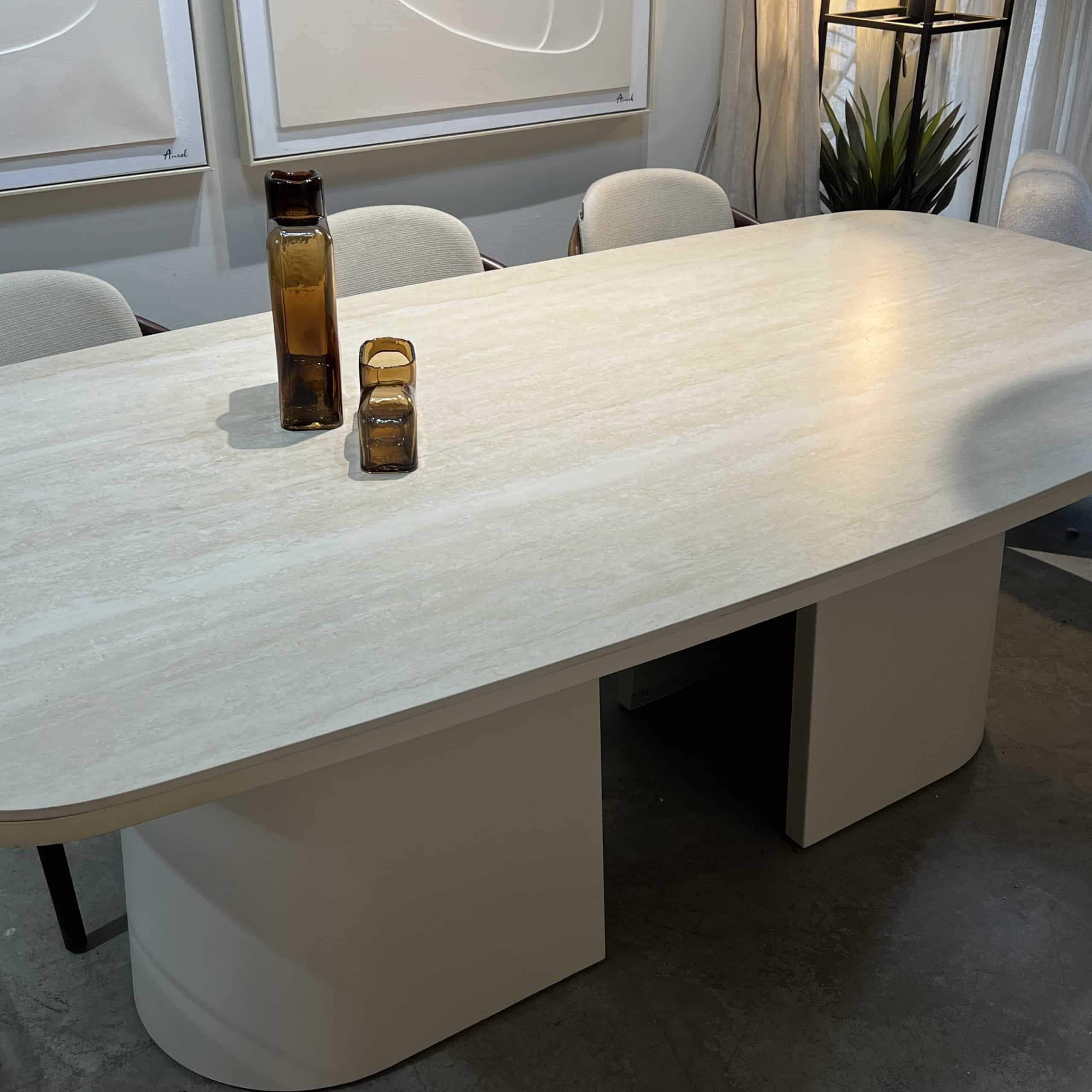 שולחן אוכל מעוצב טרוורטין רגל שמנת דגם סופיטל שולחן אוכל מעוצב טרוורטין רגל שמנת דגם סופיטל