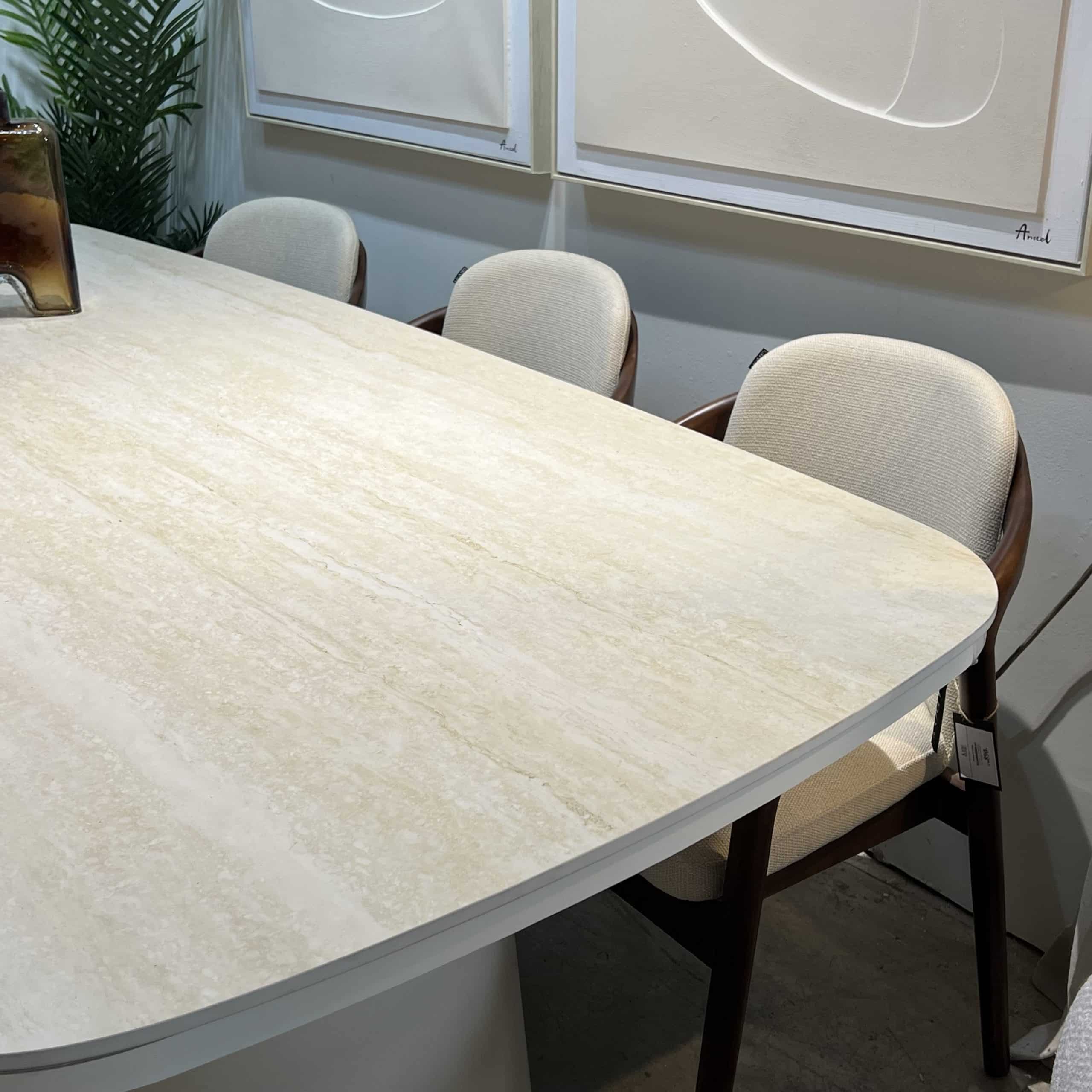 שולחן אוכל מעוצב טרוורטין רגל שמנת דגם סופיטל שולחן אוכל מעוצב טרוורטין רגל שמנת דגם סופיטל