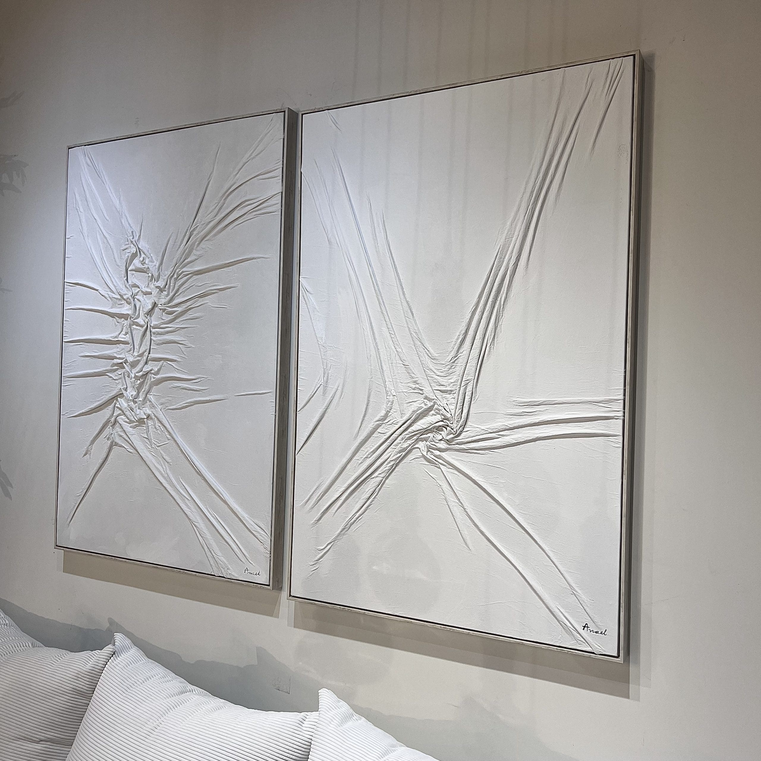 תמונה snow תבליטים עבודת יד בגווני לבן דגם אנאל (ימין) תמונה snow תבליטים עבודת יד בגווני לבן דגם אנאל (ימין)