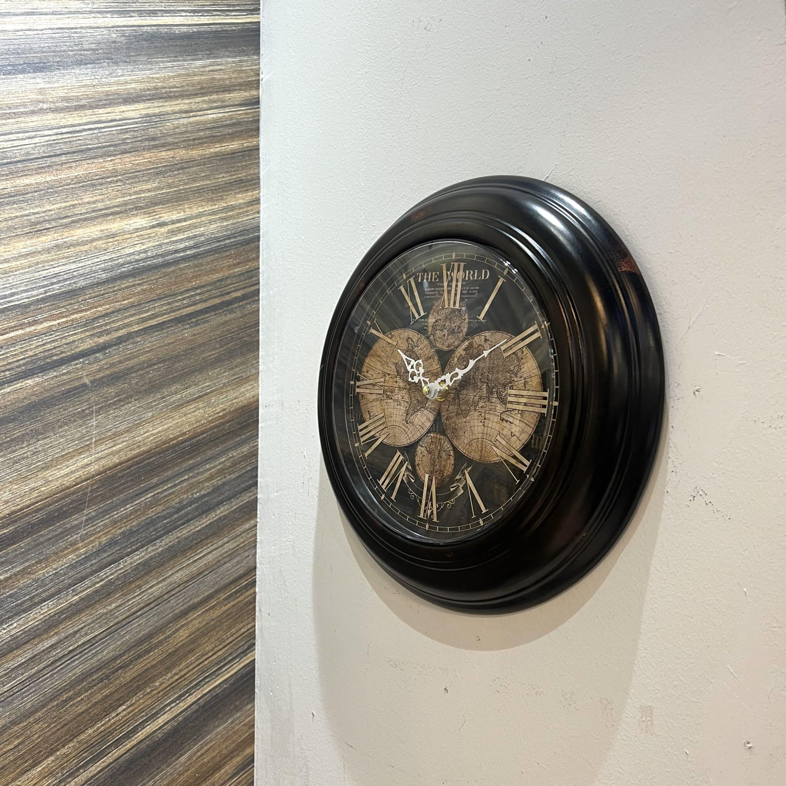 שעון שחור קוטר 30 ס״מ גלובוסים חומים דגם איקו שעון שחור קוטר 30 ס״מ גלובוסים חומים דגם איקו