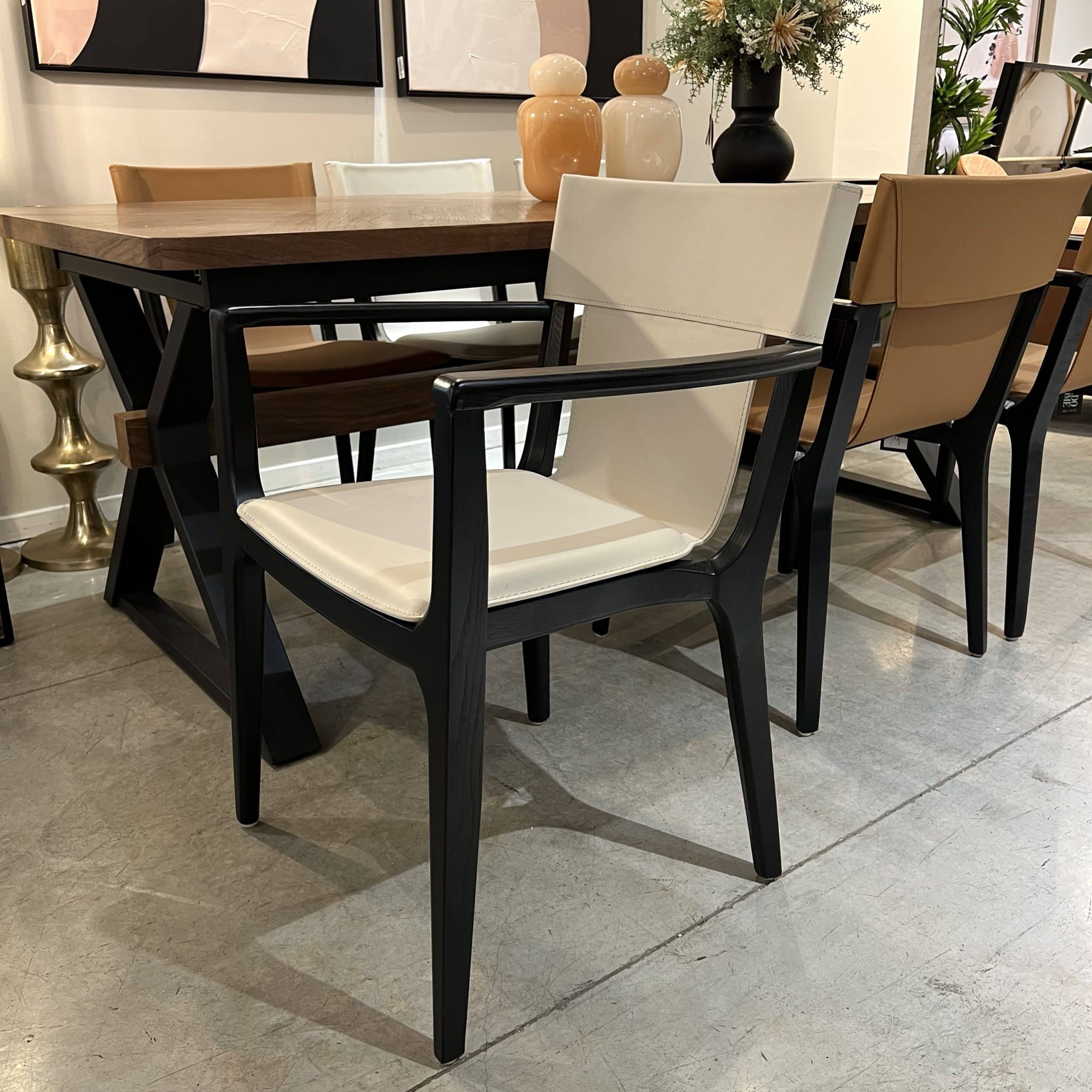 כיסא כורסא ברטין עור אבן עץ שחור דגם סופיטל כיסא כורסא ברטין עור אבן עץ שחור דגם סופיטל