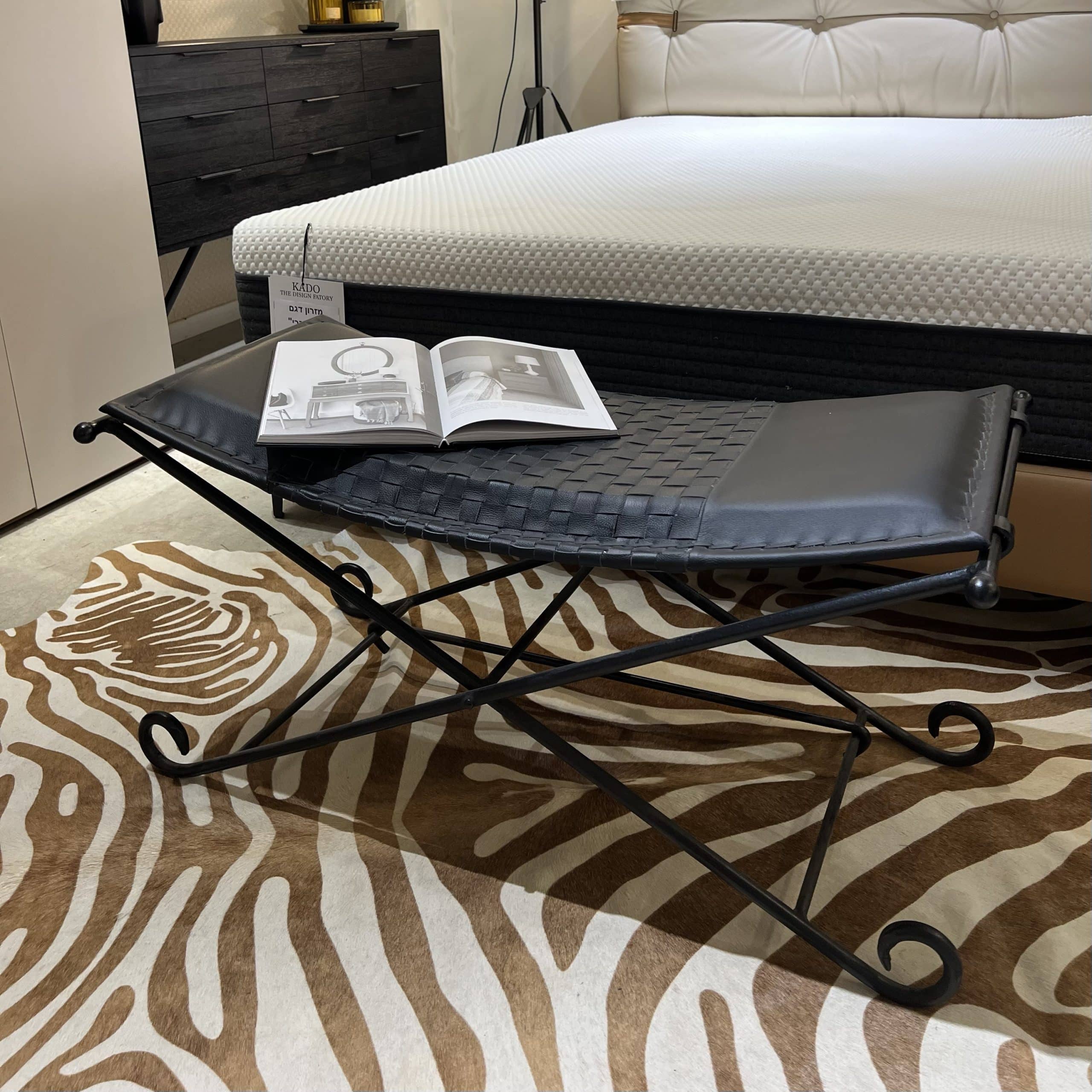 הדום דגם אמבסדור מלבני עור בופאלו שחור - אחרון מתצוגה! הדום דגם אמבסדור מלבני עור בופאלו שחור - אחרון מתצוגה!