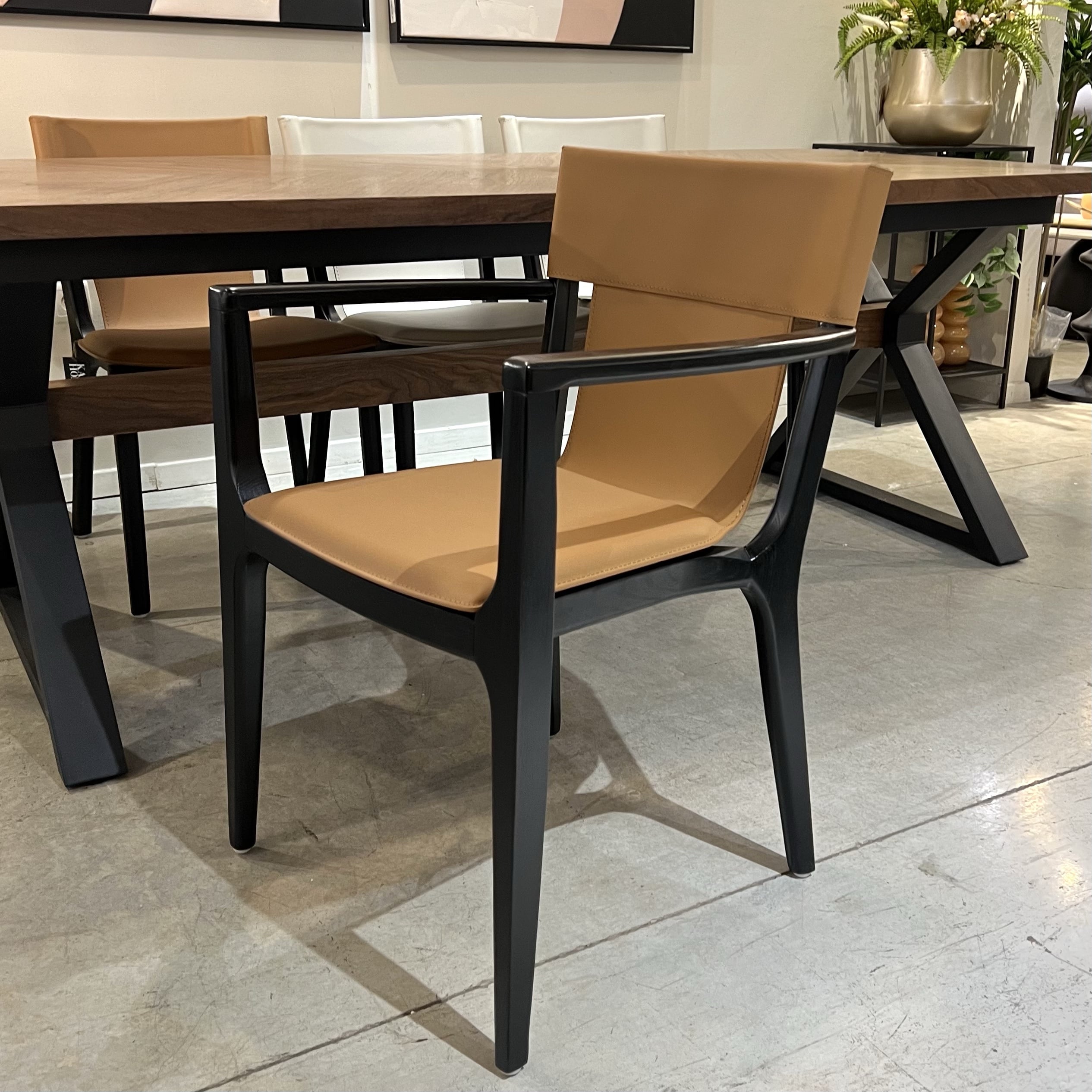 כיסא כורסא ברטין עור כאמל עץ שחור דגם סופיטל כיסא כורסא ברטין עור כאמל עץ שחור דגם סופיטל