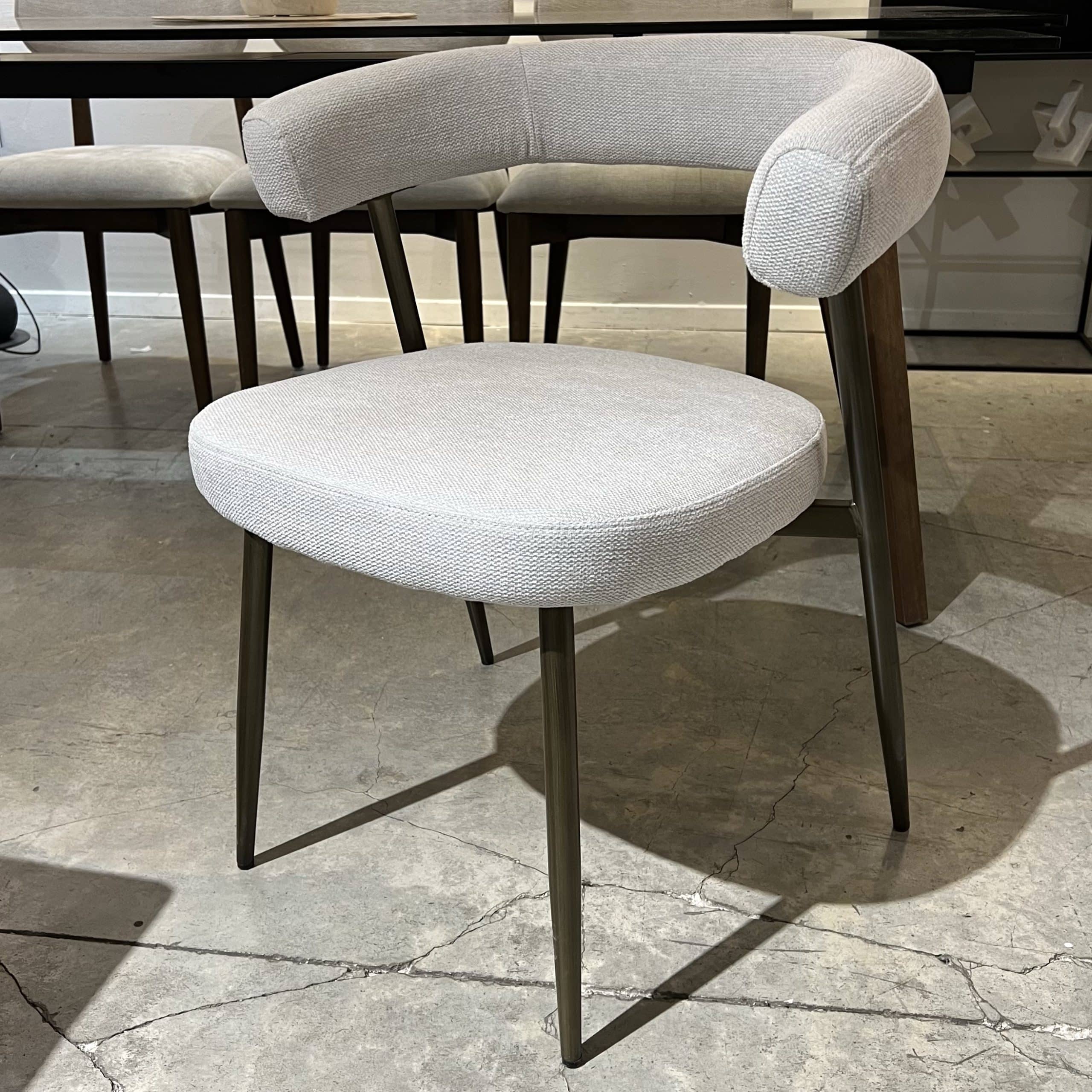 כסא מעוצב גוזי אריג אבן רגל ברונזה דגם סופיטל- יחידה אחרונה ! (סניף נתניה עודפים) כסא מעוצב גוזי אריג אבן רגל ברונזה דגם סופיטל- יחידה אחרונה ! (סניף נתניה עודפים)