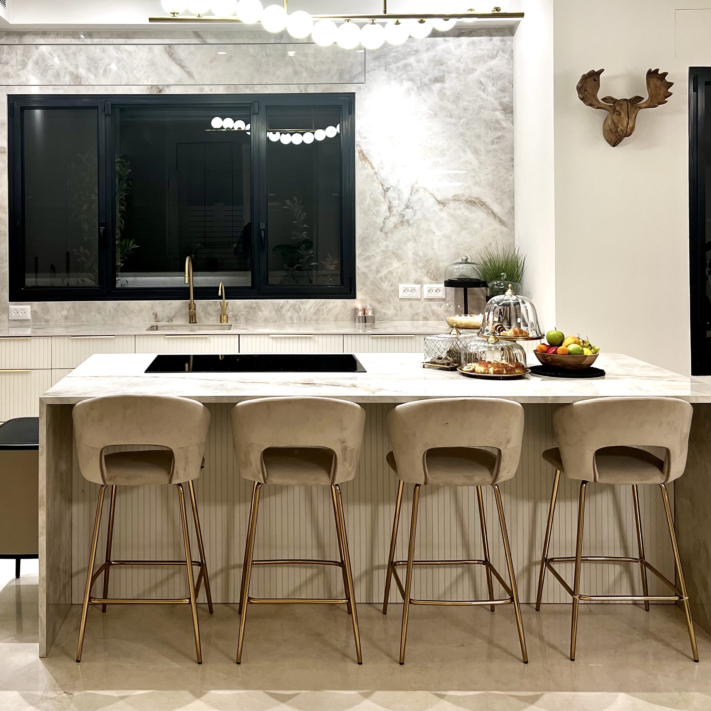 כיסא בר דגם ״טום״ קטיפה אבן רגליים זהב - חיסול!