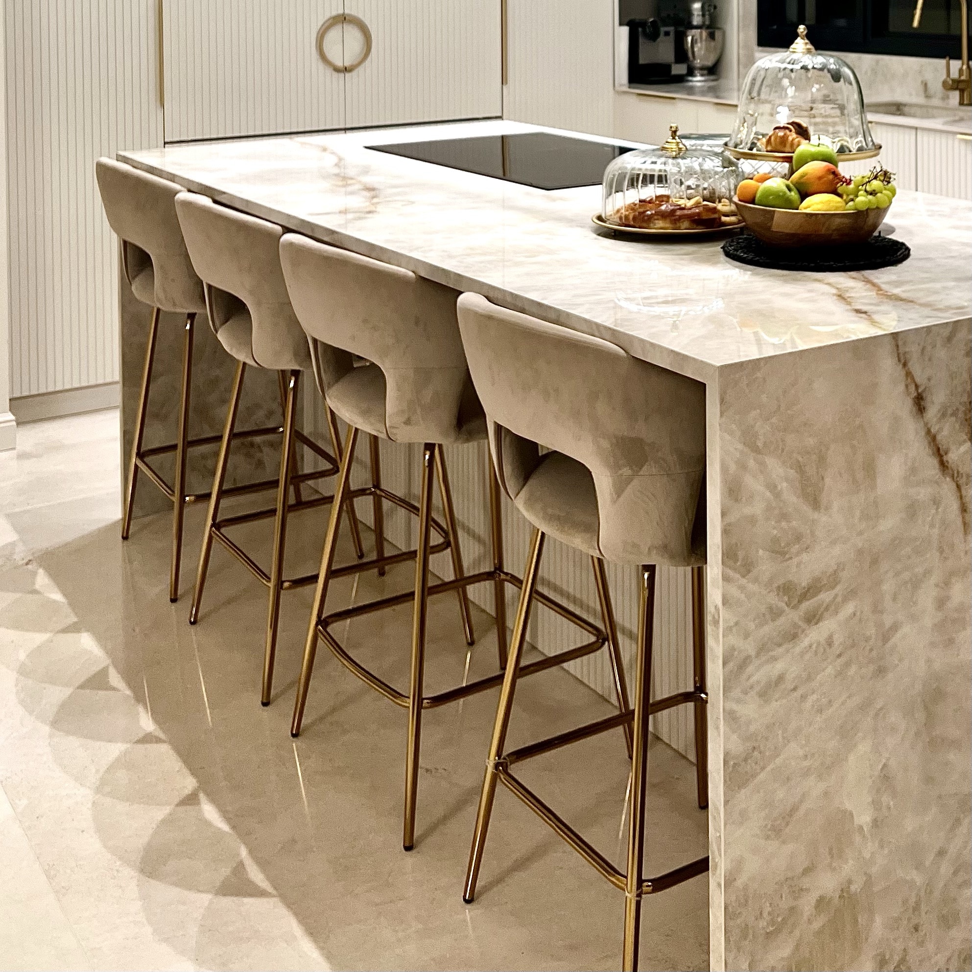 כיסא בר דגם ״טום״ קטיפה אבן רגליים זהב - חיסול!