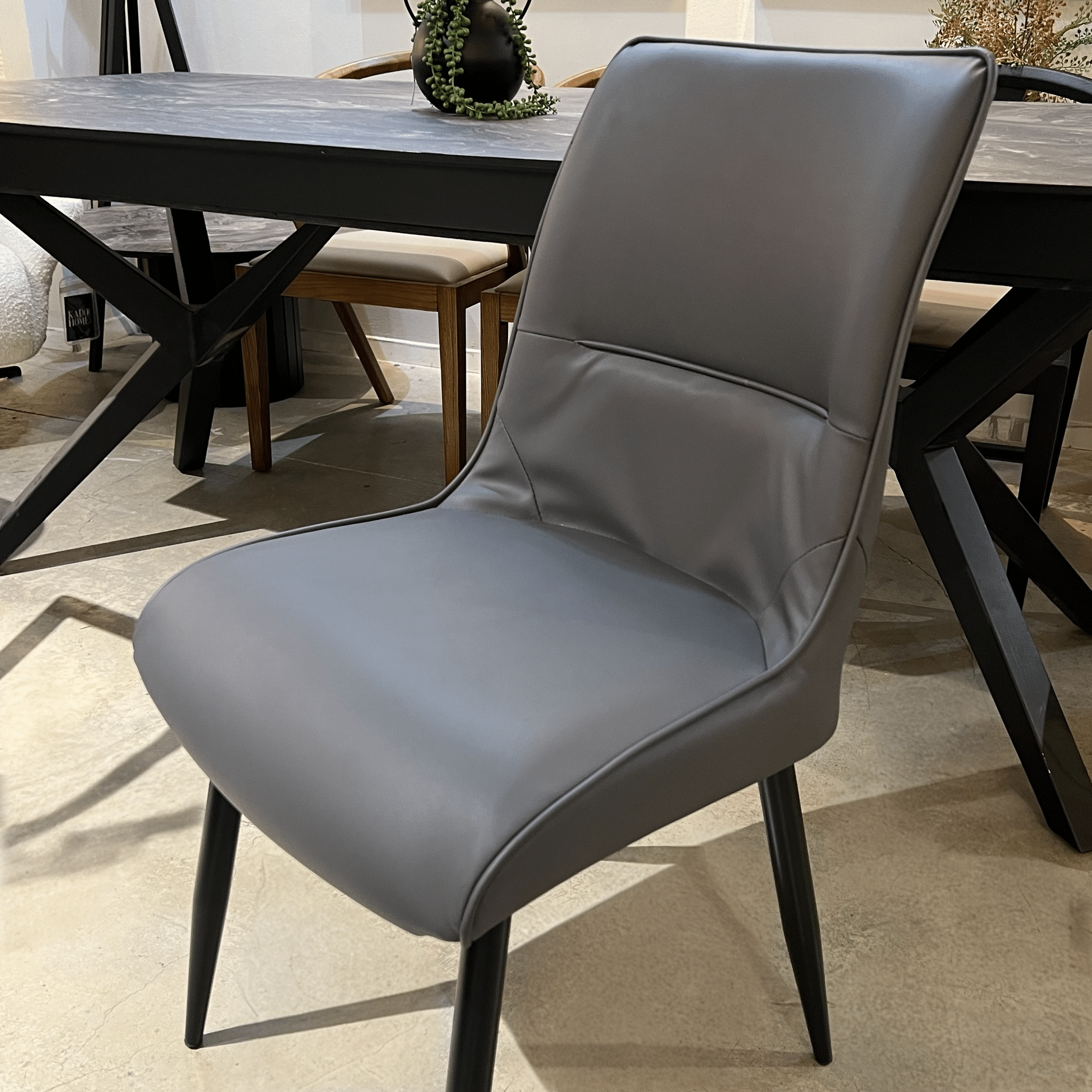 כסא מעוצב דגם מודרנה דמוי עור אפור - חיסול!