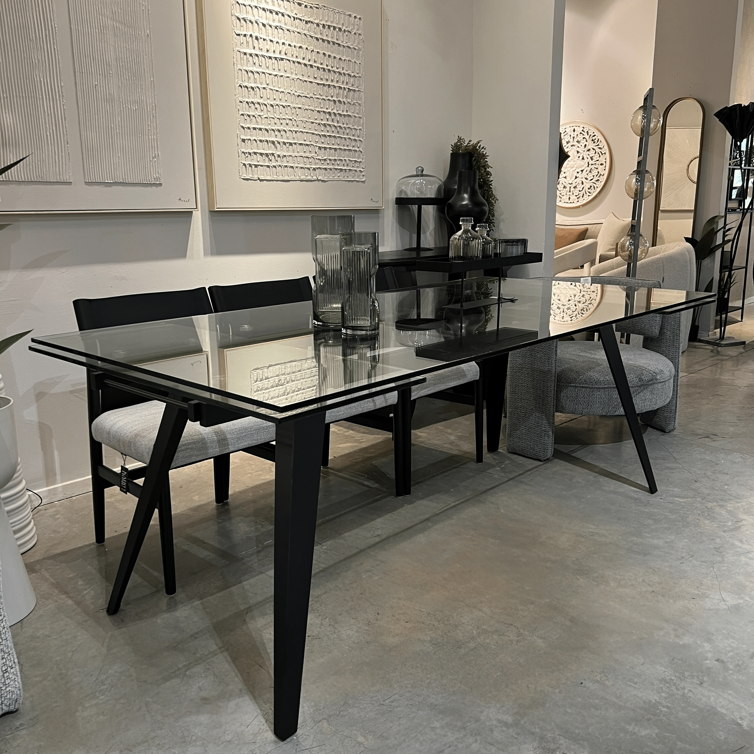 שולחן אוכל יוקרתי זכוכית מחוסמת ורגל שחורה דגם הלן שולחן אוכל יוקרתי זכוכית מחוסמת ורגל שחורה דגם הלן