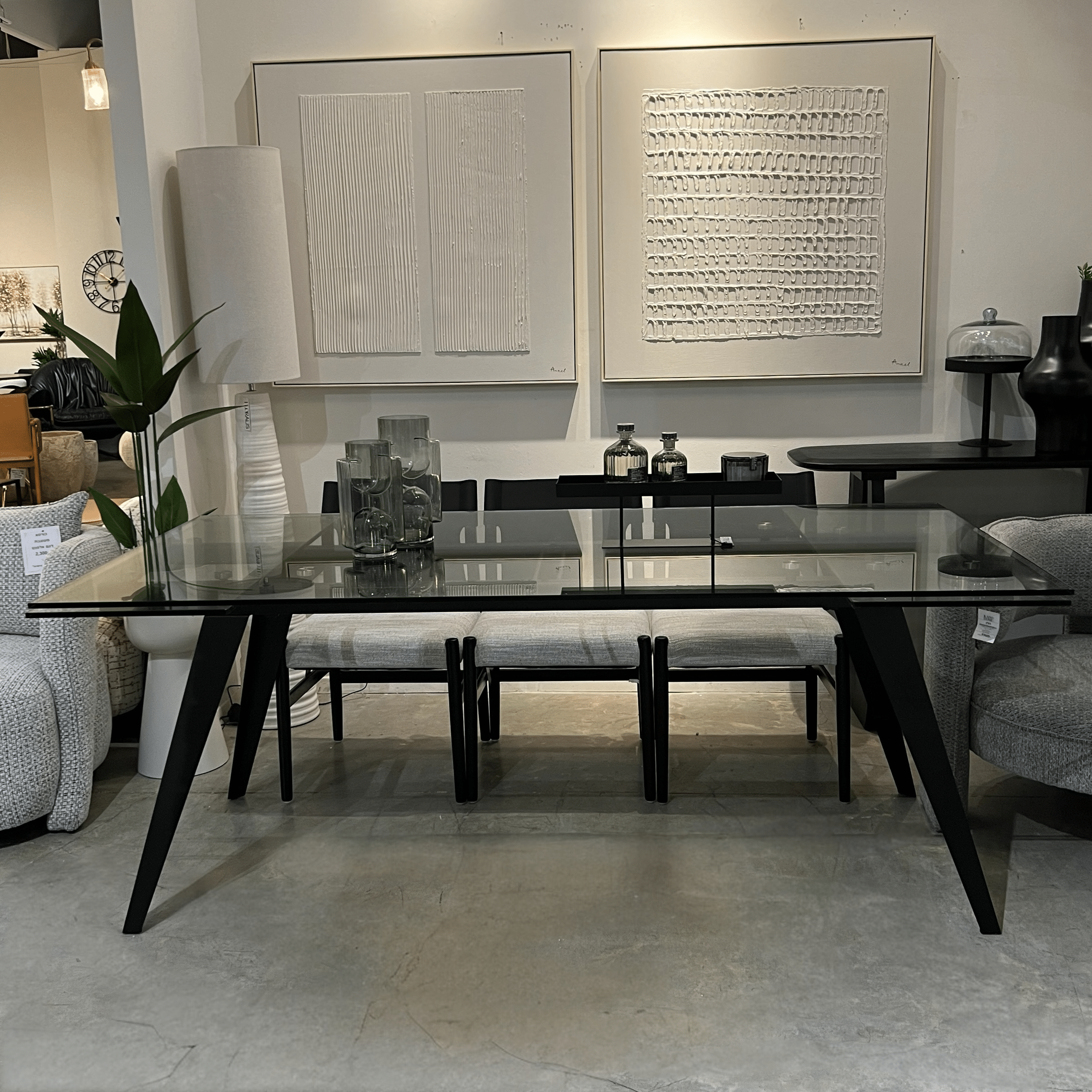 שולחן אוכל יוקרתי זכוכית מחוסמת ורגל שחורה דגם הלן שולחן אוכל יוקרתי זכוכית מחוסמת ורגל שחורה דגם הלן