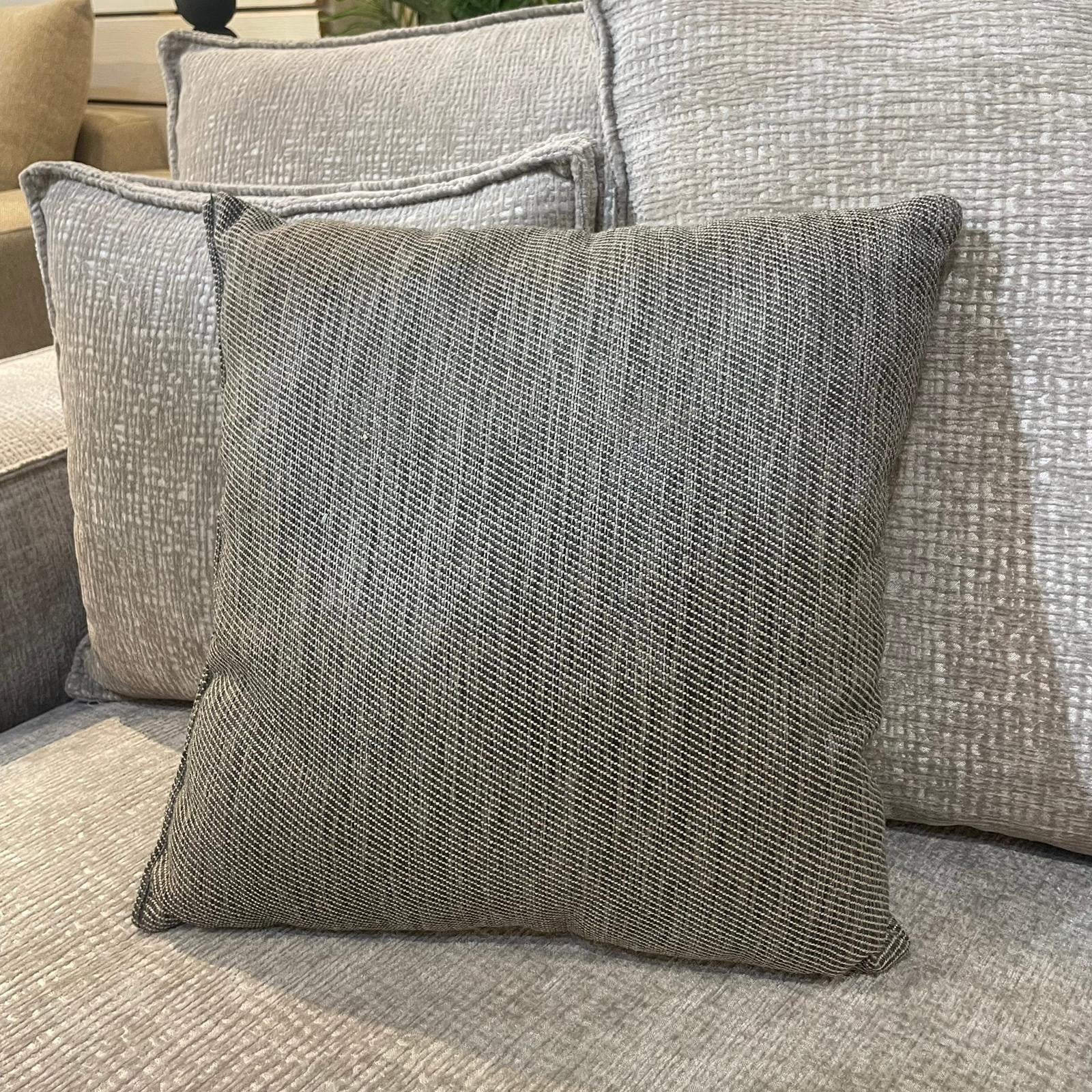 כרית נוי מרובעת אריג אפור