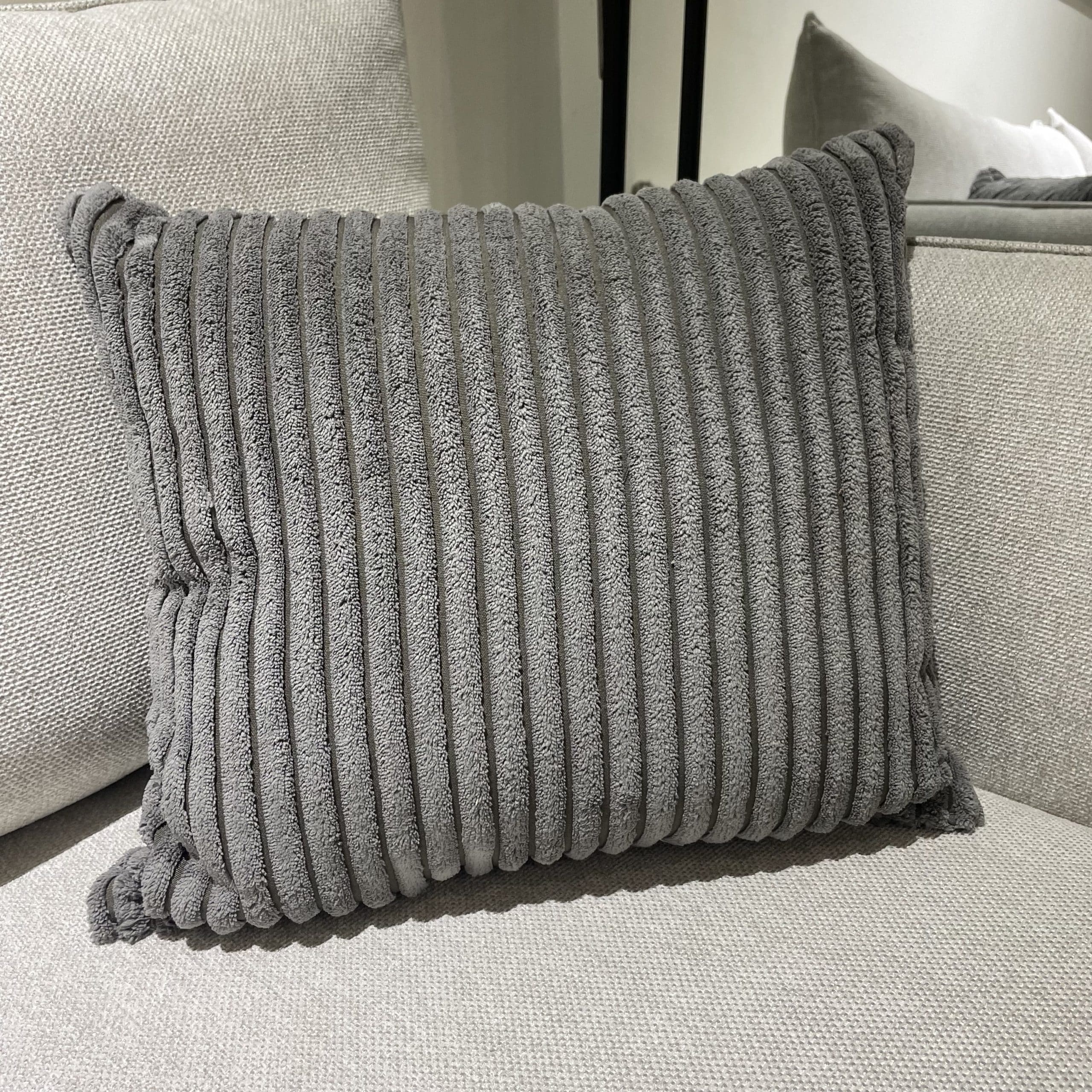 כרית נוי דגם קורדרוי אפור