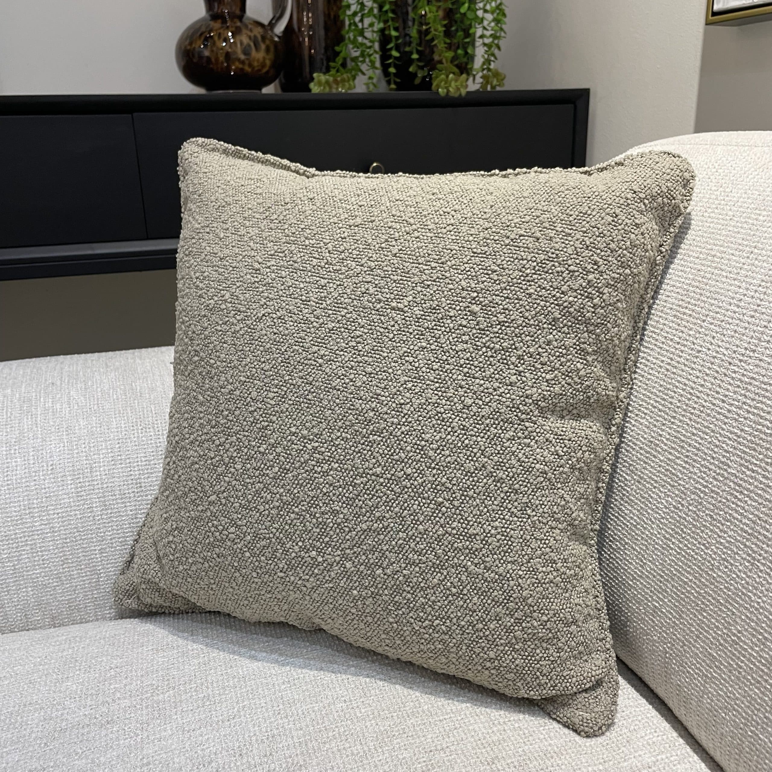 כרית נוי מרובעת בוקלה בז׳ מוקה