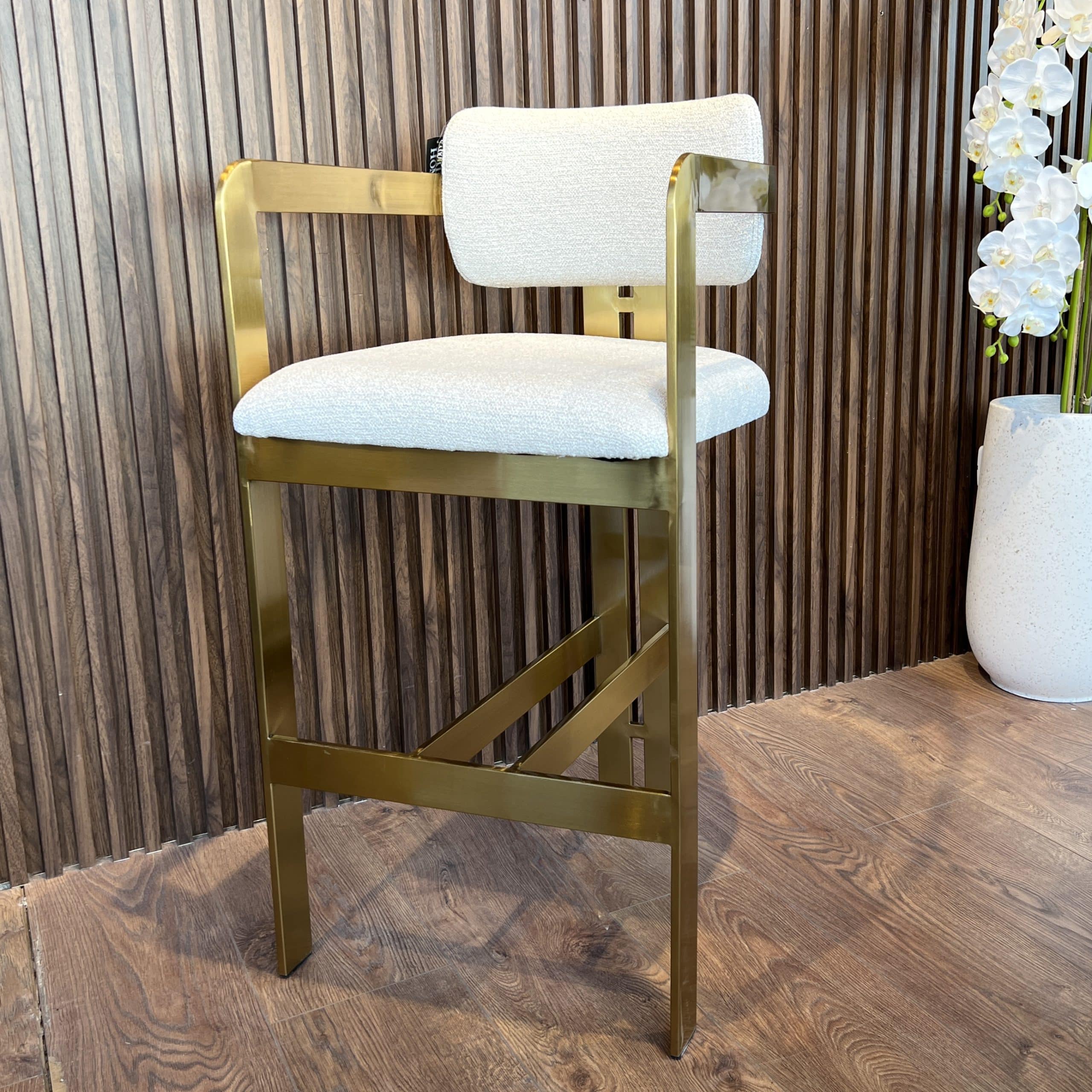כסא בר מנדי רגל זהב בד אריג שמנת