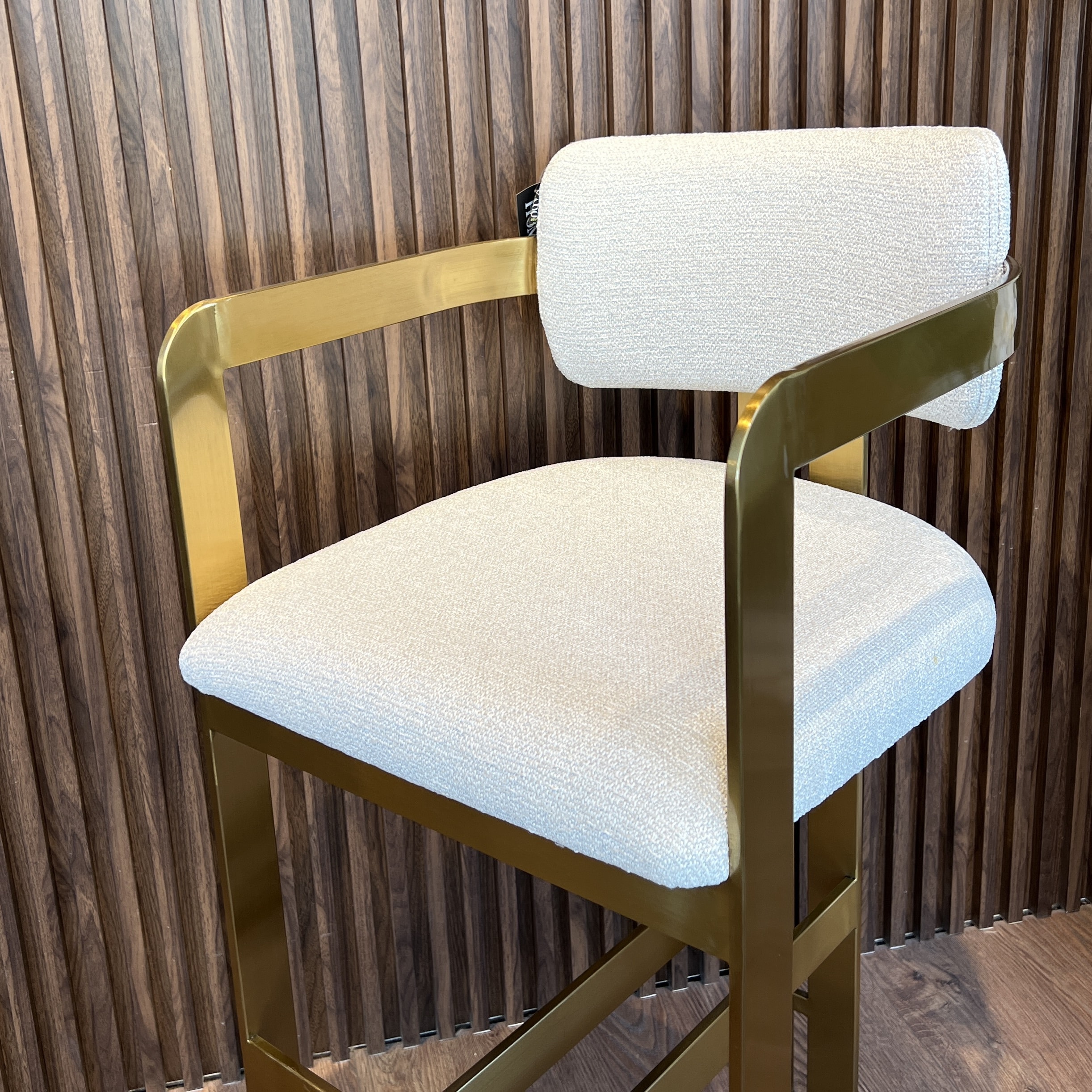 כסא בר מנדי רגל זהב בד אריג שמנת