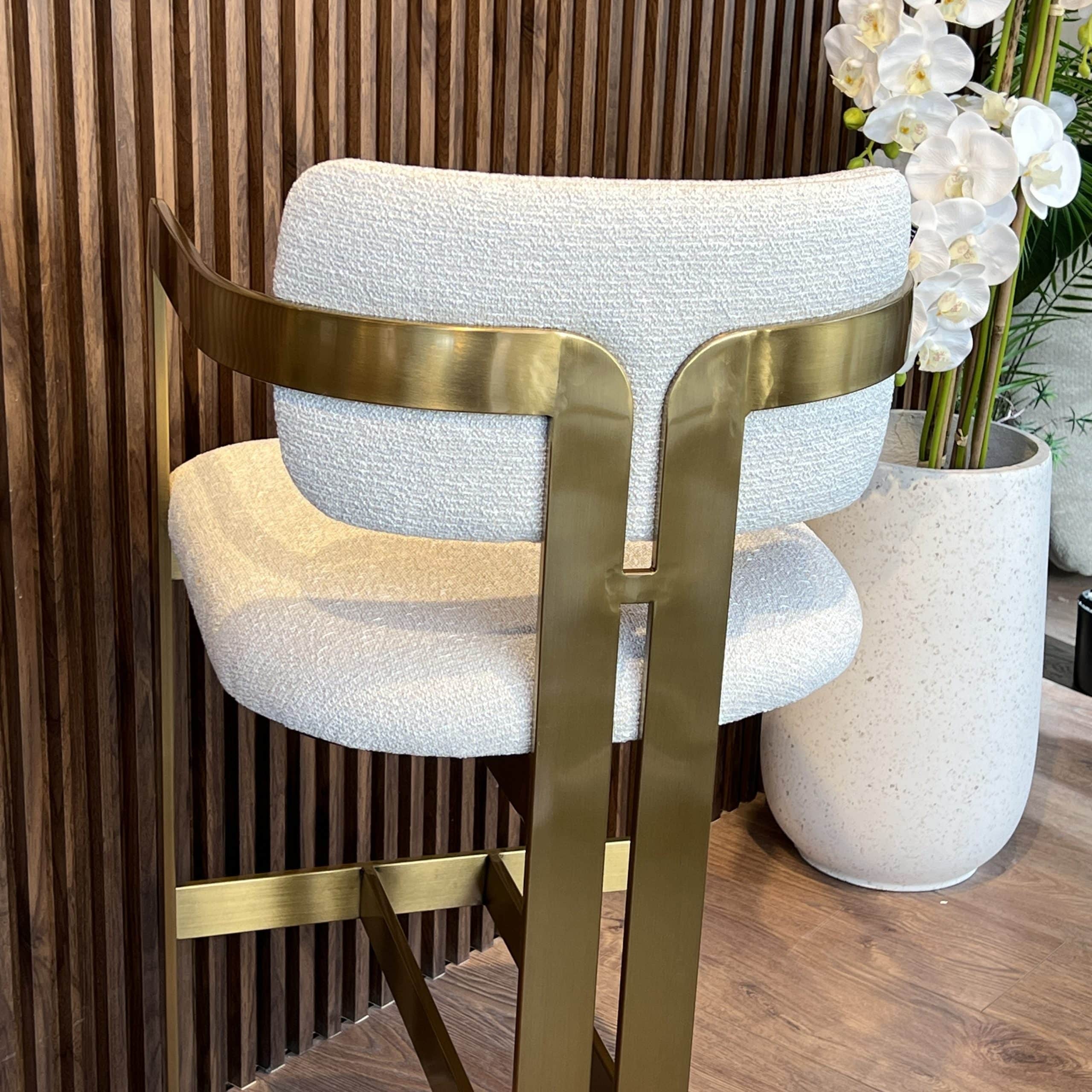 כסא בר מנדי רגל זהב בד אריג שמנת