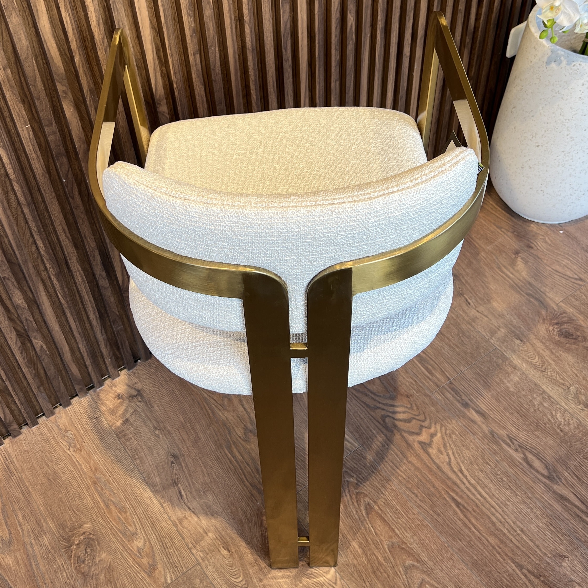 כסא בר מנדי רגל זהב בד אריג שמנת