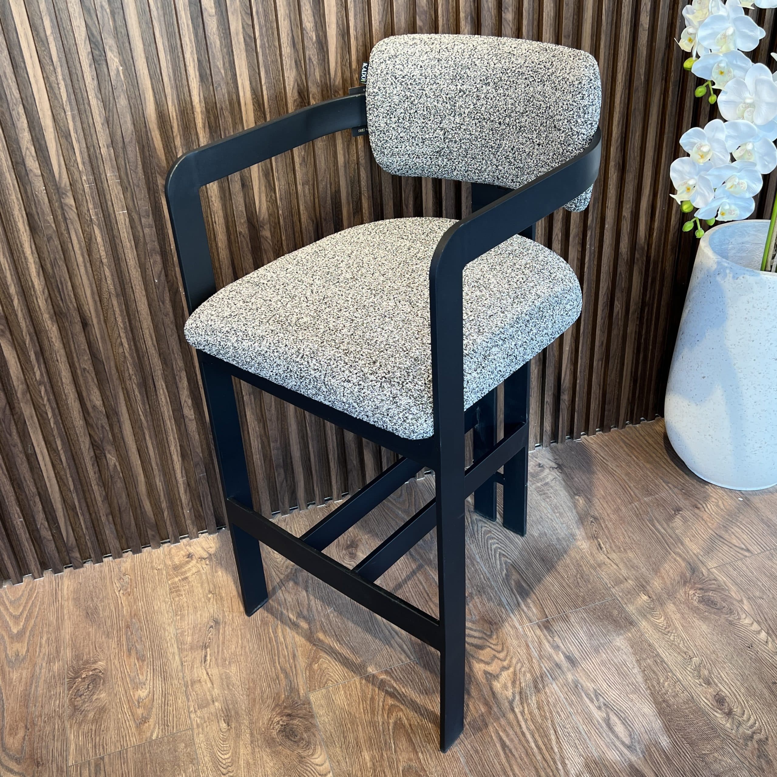 כיסא בר יוקרתי דגם מנדי רגל שחורה בד אריג - חיסול אחרונים מתצוגה! כיסא בר יוקרתי דגם מנדי רגל שחורה בד אריג - חיסול אחרונים מתצוגה!