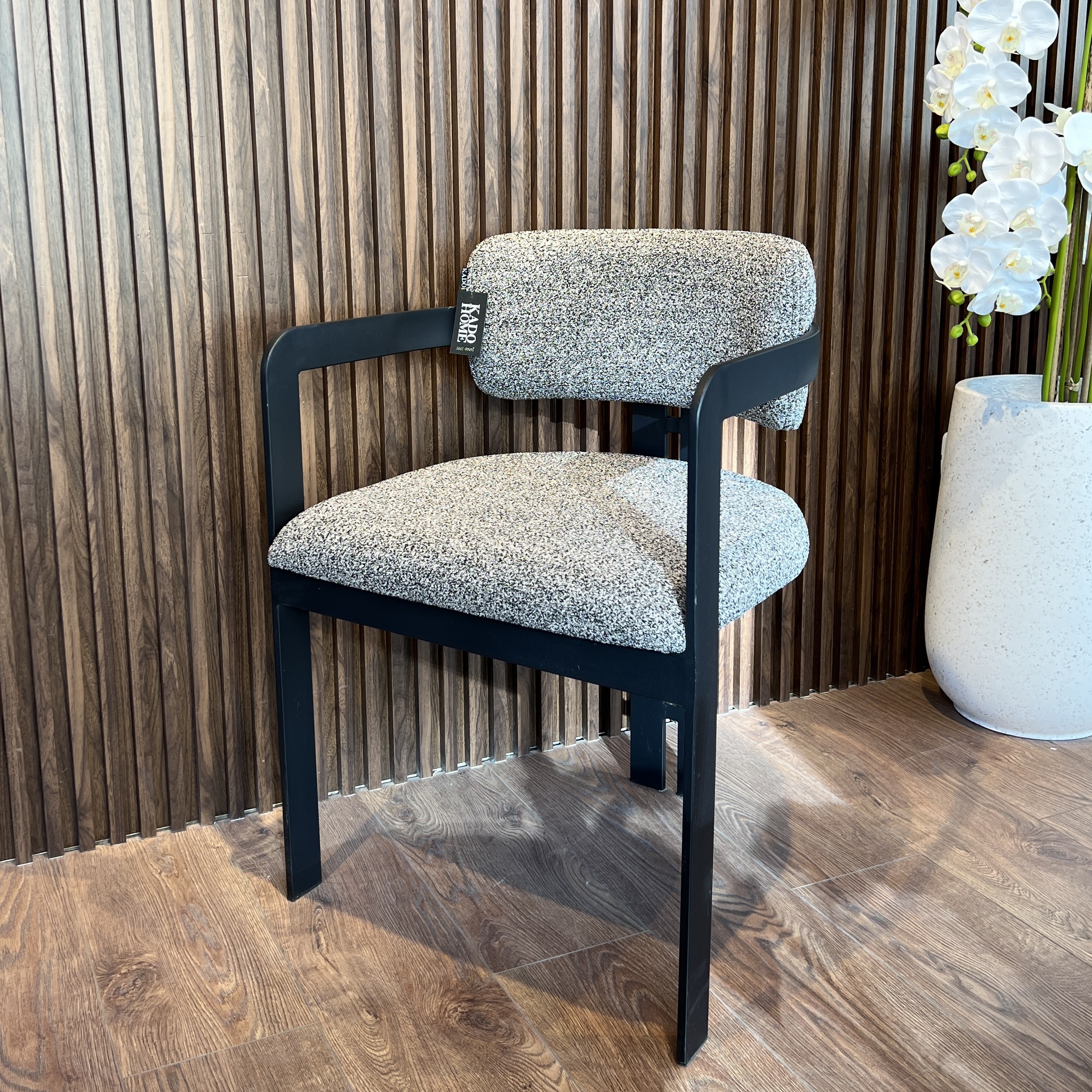 כסא דגם מנדי רגל שחורה בד אריג שחור שמנת כסא דגם מנדי רגל שחורה בד אריג שחור שמנת