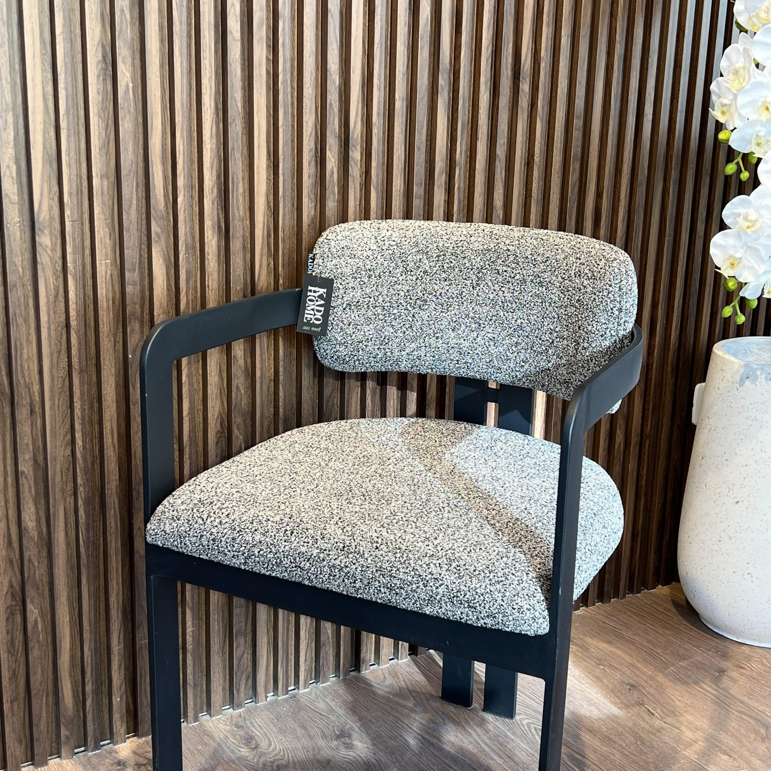 כסא דגם מנדי רגל שחורה בד אריג שחור שמנת כסא דגם מנדי רגל שחורה בד אריג שחור שמנת