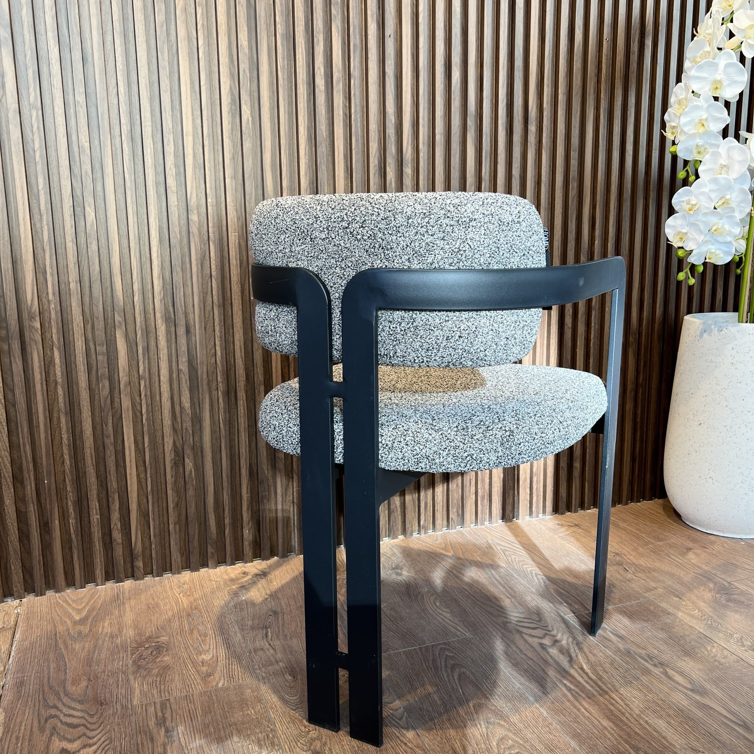 כסא דגם מנדי רגל שחורה בד אריג שחור שמנת כסא דגם מנדי רגל שחורה בד אריג שחור שמנת