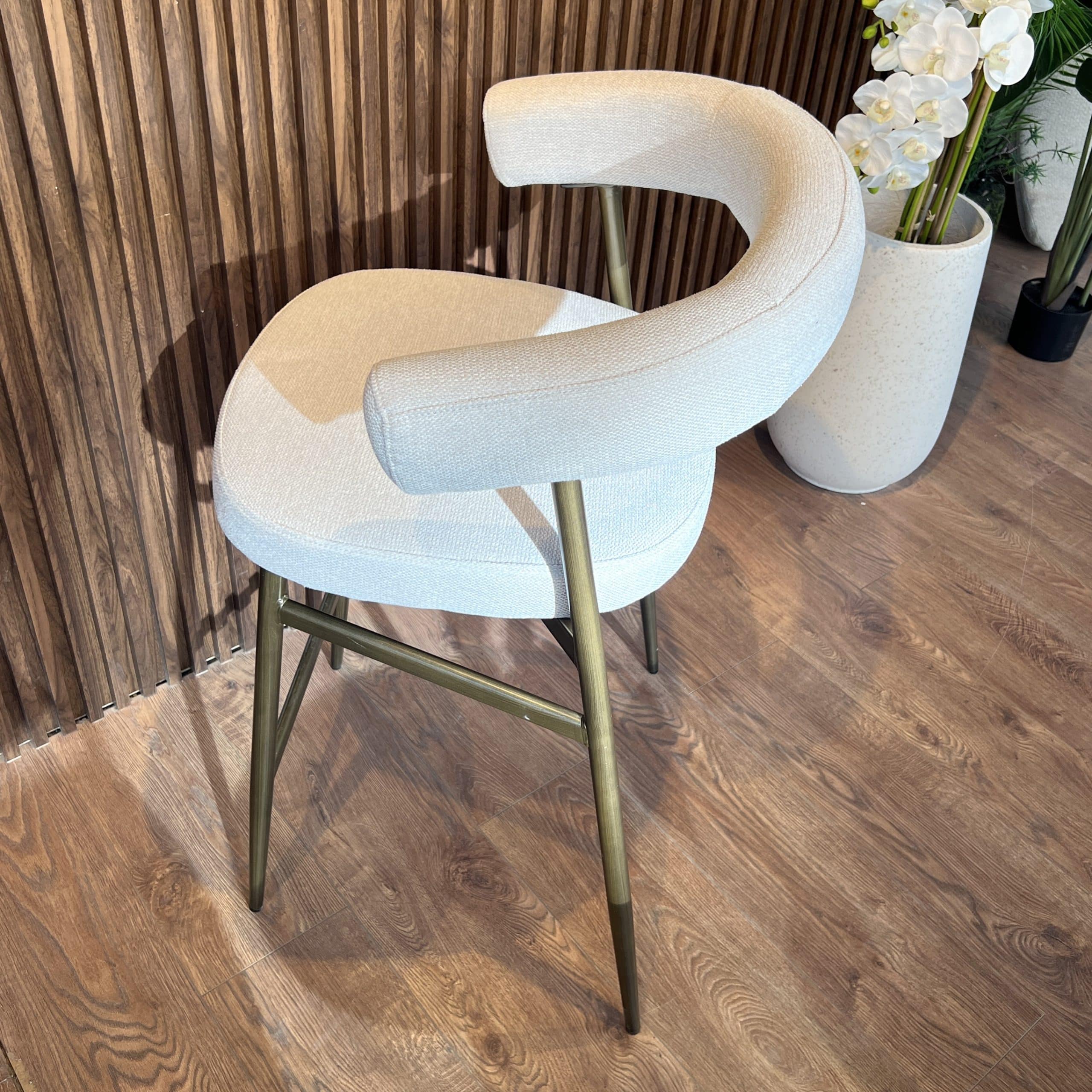 כסא בר גוזי אריג אבן רגל ברונזה יוקרתי דגם סופיטל- אחרון סניף נתניה עודפים! כסא בר גוזי אריג אבן רגל ברונזה יוקרתי דגם סופיטל- אחרון סניף נתניה עודפים!