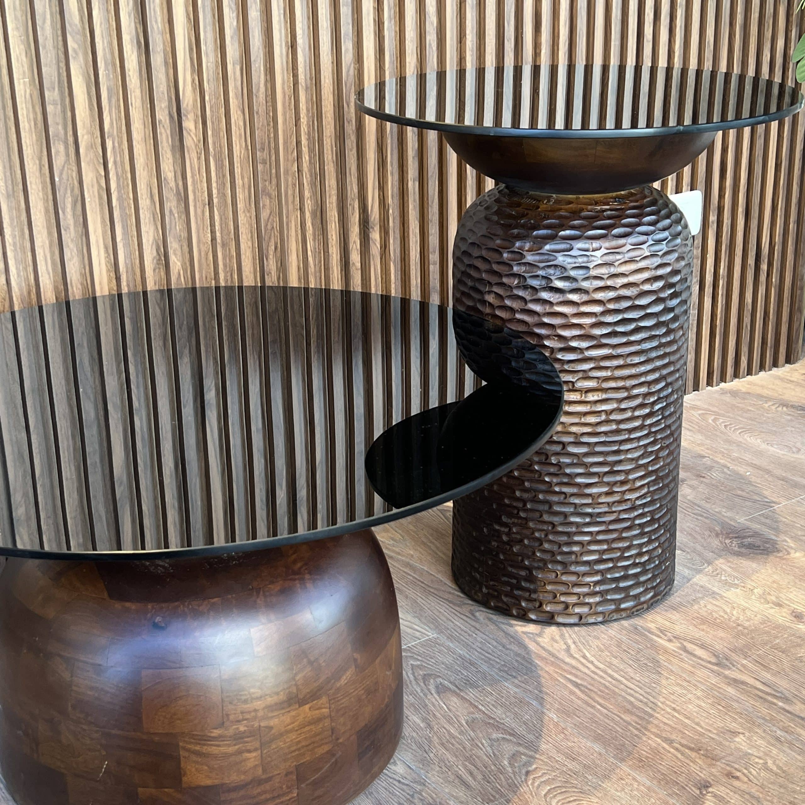 זוג שולחנות סלון עגולים רגל עץ טופ זכוכית דגם סוניל זוג שולחנות סלון עגולים רגל עץ טופ זכוכית דגם סוניל