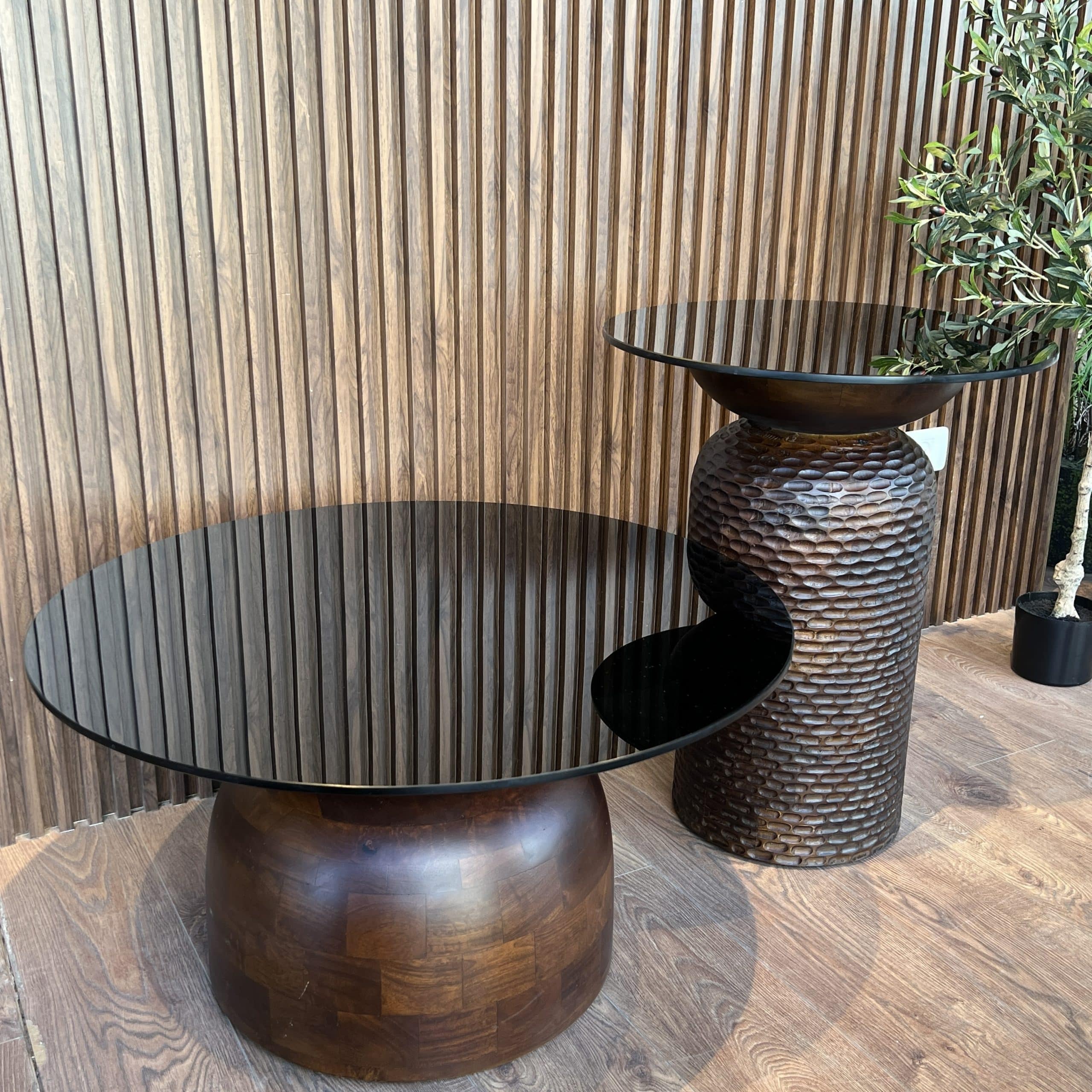 זוג שולחנות סלון עגולים רגל עץ טופ זכוכית דגם סוניל זוג שולחנות סלון עגולים רגל עץ טופ זכוכית דגם סוניל