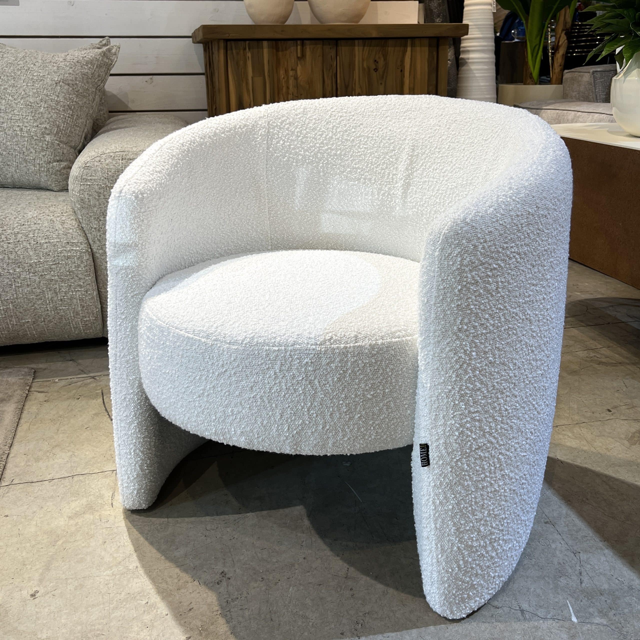 כורסא מעוצבת סילק שמנת דגם ויקי כורסא מעוצבת סילק שמנת דגם ויקי