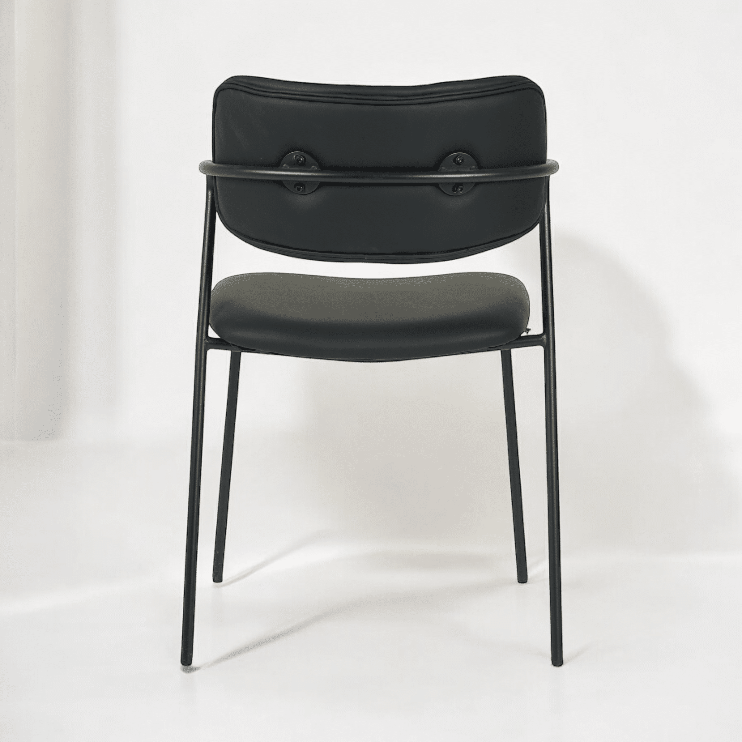 כיסא דגם לוסיאן דמוי עור שחור - SALE כיסא דגם לוסיאן דמוי עור שחור - SALE