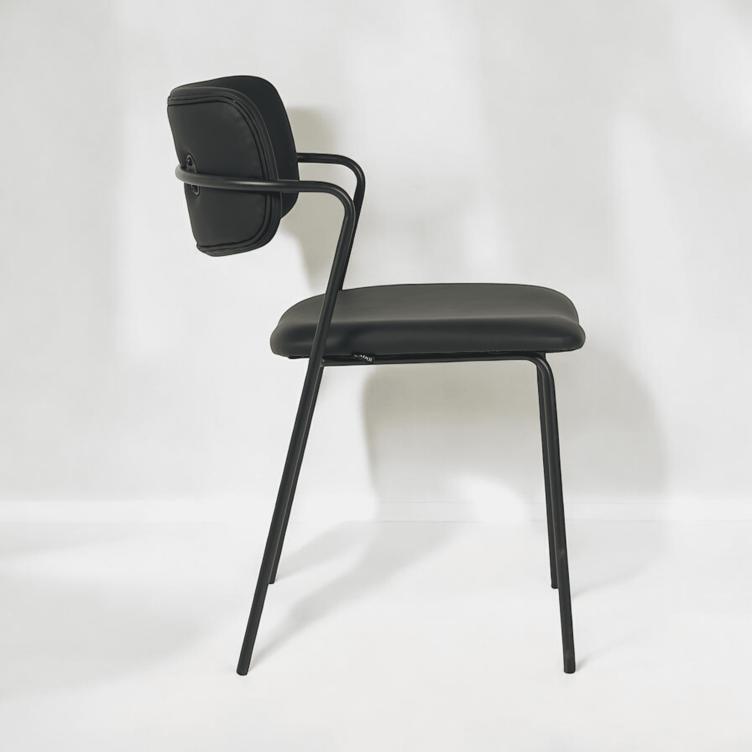 כיסא דגם לוסיאן דמוי עור שחור - SALE כיסא דגם לוסיאן דמוי עור שחור - SALE