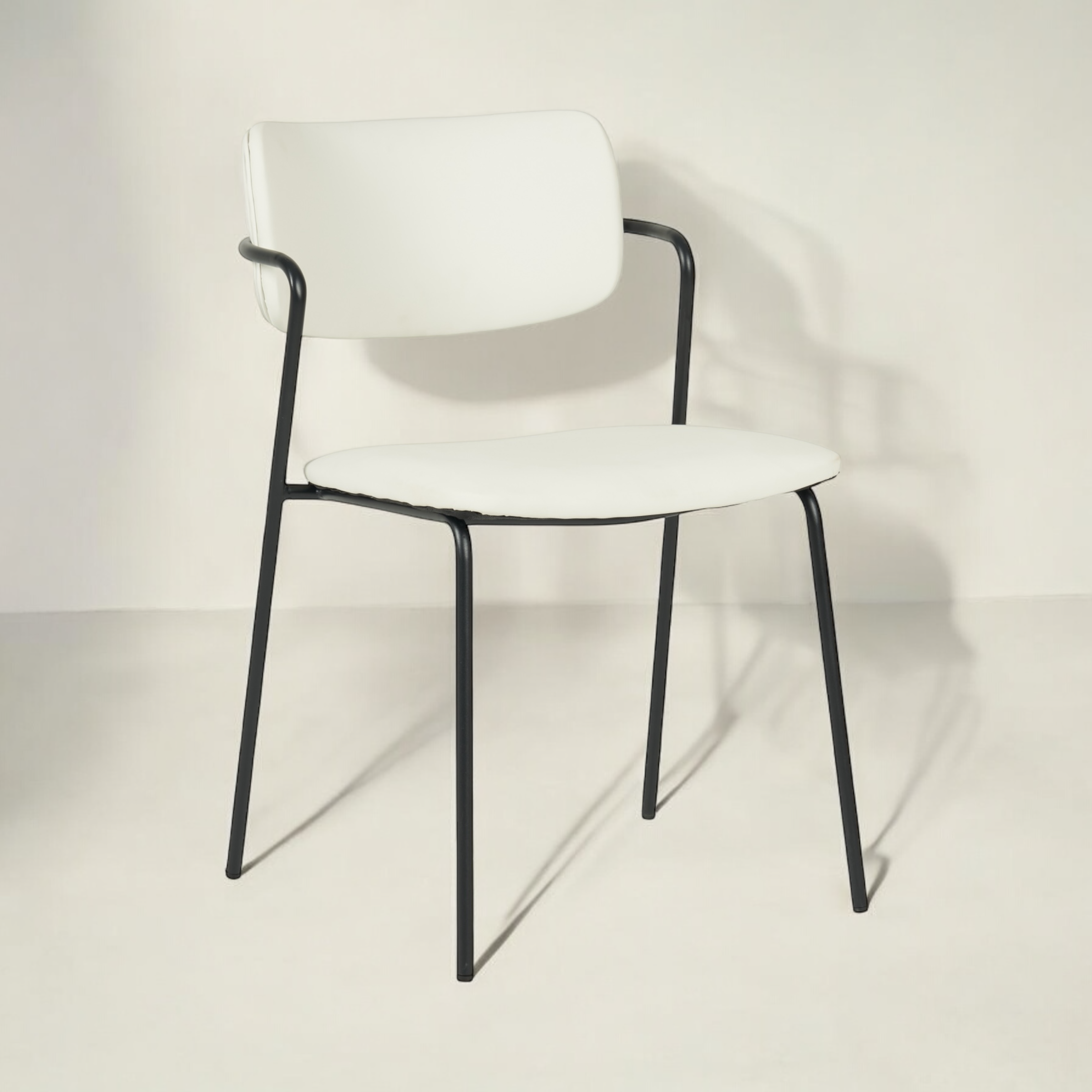 כיסא דגם לוסיאן דמוי עור שמנת - SALE כיסא דגם לוסיאן דמוי עור שמנת - SALE