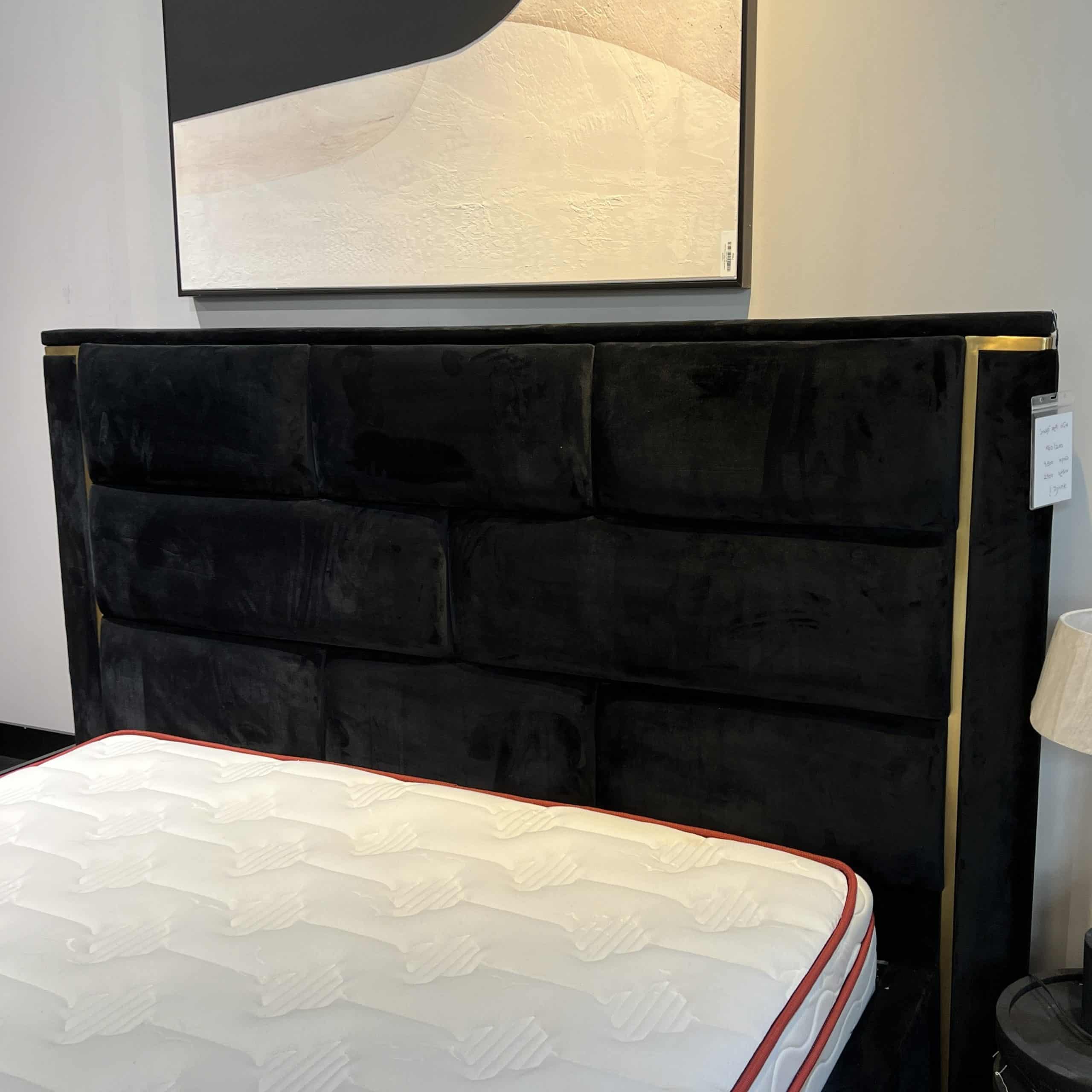 מיטה דגם קוביות שחורה פס מוזהב במבצע מתצוגה