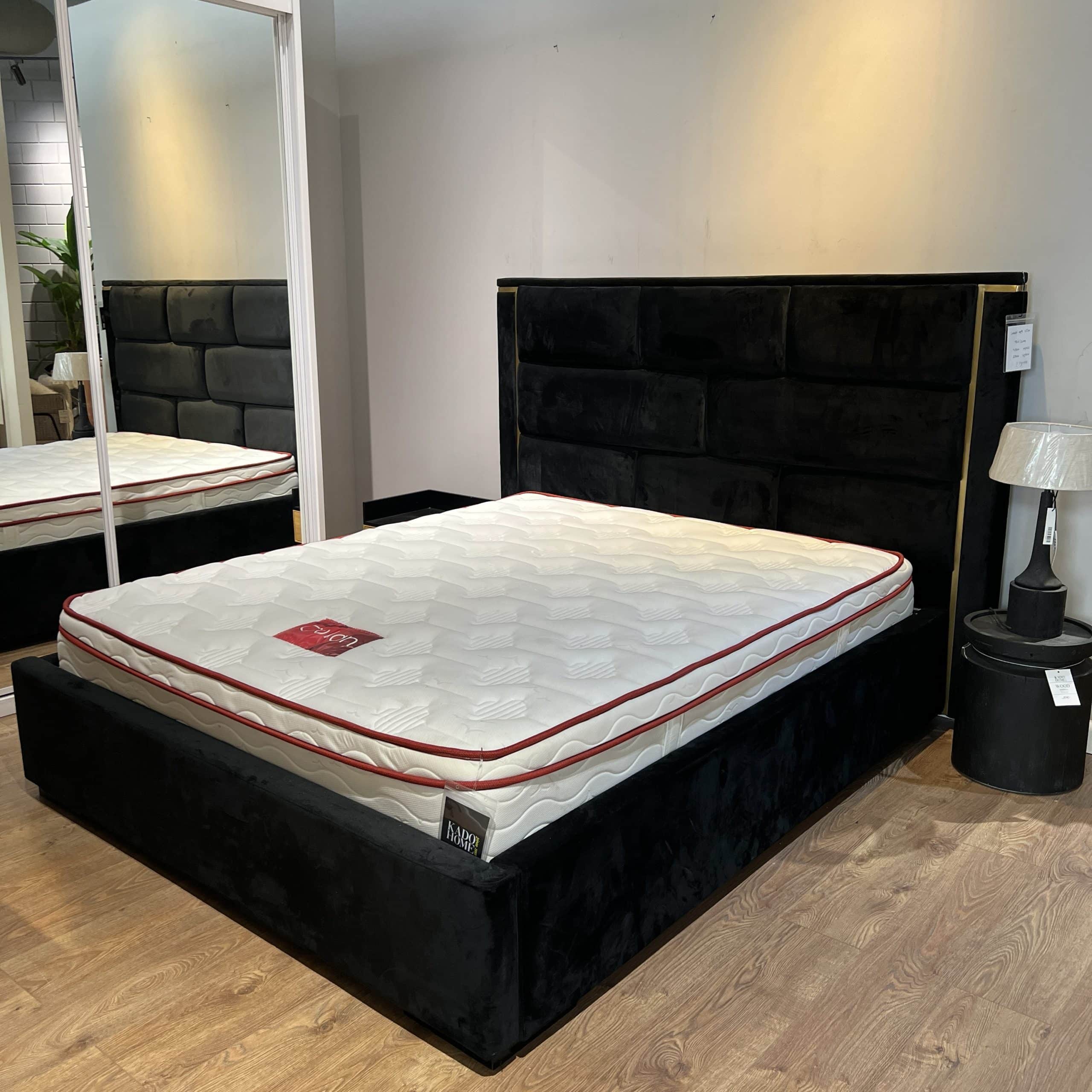 מיטה דגם קוביות שחורה פס מוזהב במבצע מתצוגה