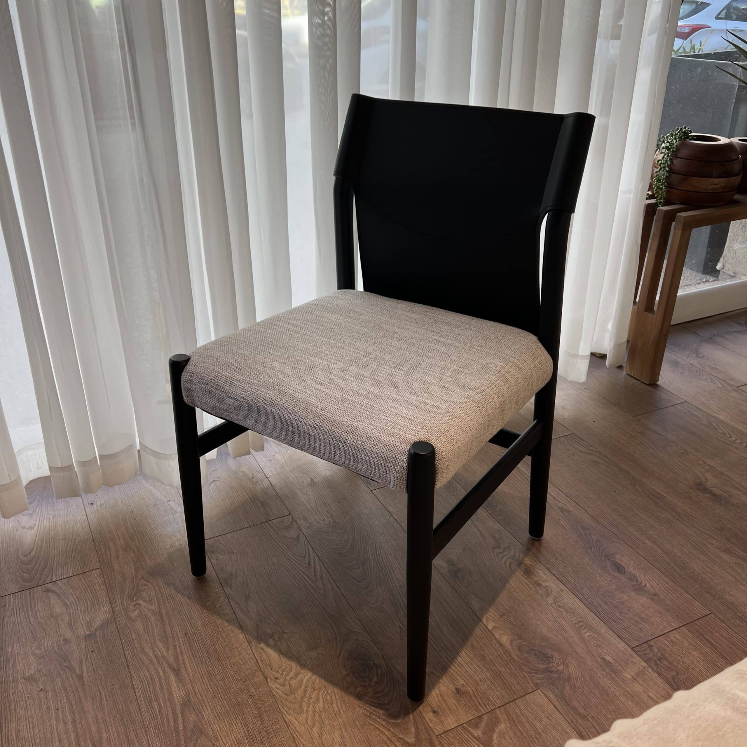 כיסא דומיניק גב עור עץ שחור דגם סופיטל כיסא דומיניק גב עור עץ שחור דגם סופיטל