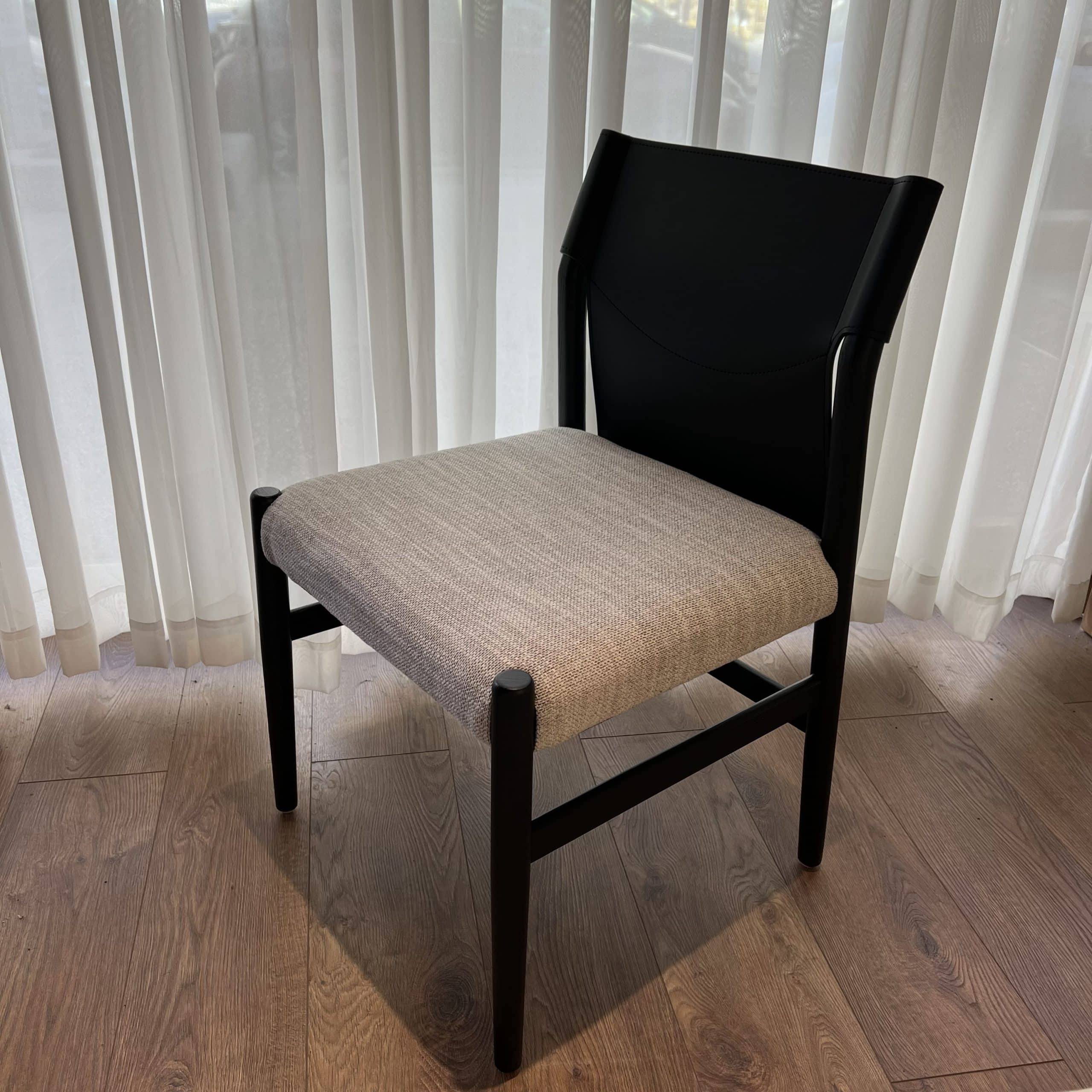 כיסא דומיניק גב עור עץ שחור דגם סופיטל כיסא דומיניק גב עור עץ שחור דגם סופיטל