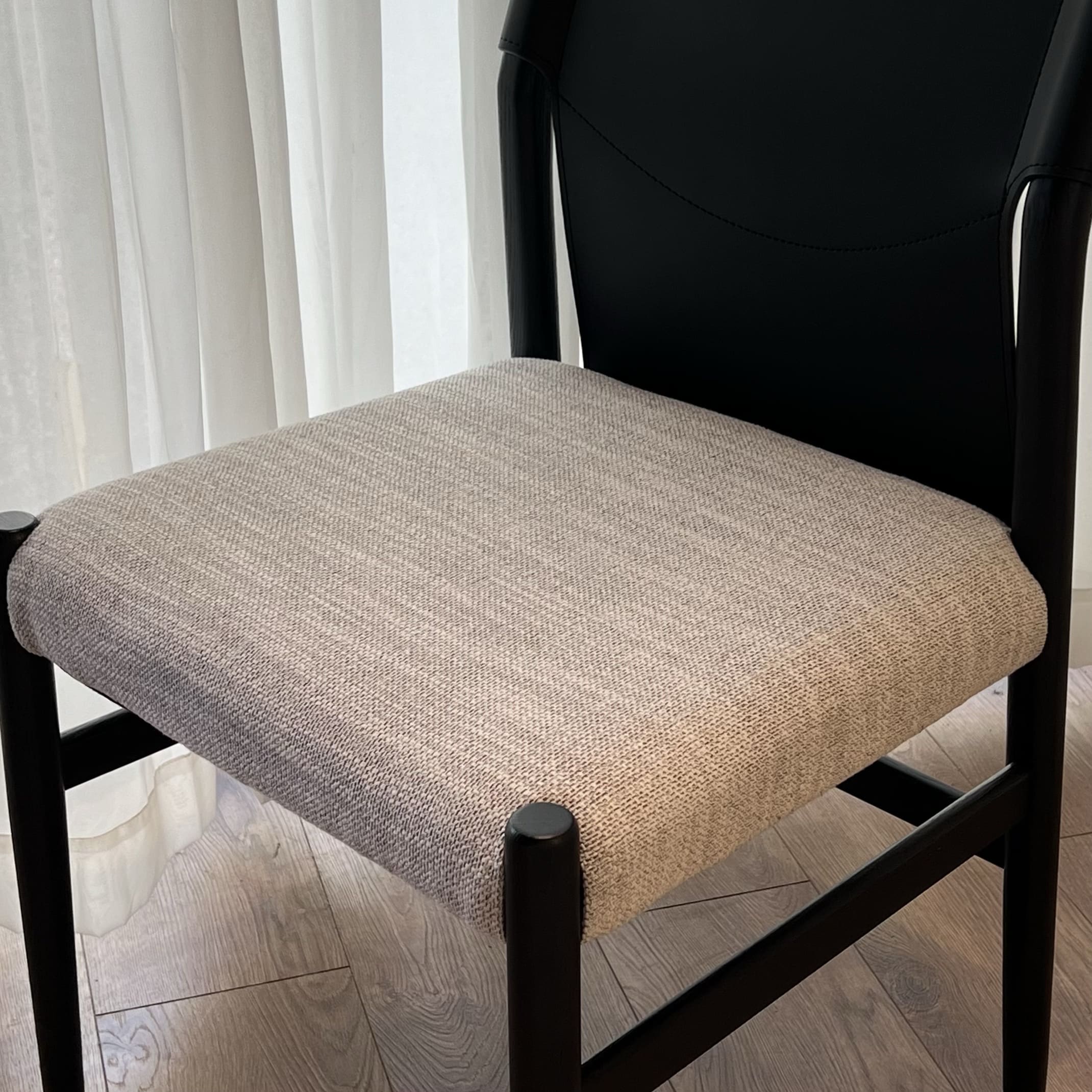 כיסא דומיניק גב עור עץ שחור דגם סופיטל כיסא דומיניק גב עור עץ שחור דגם סופיטל