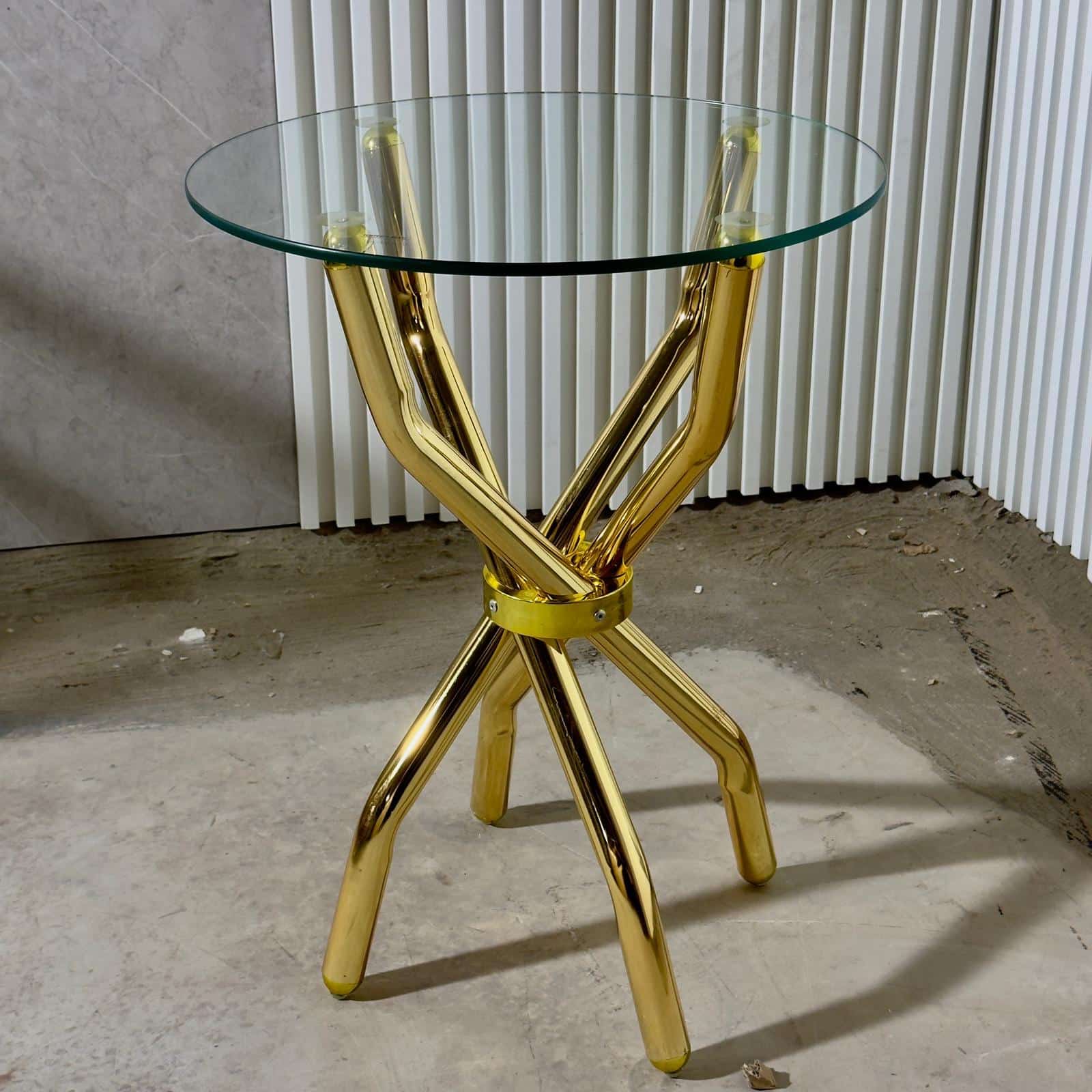 שולחן צד זכוכית עגול רגלי ספיידר זהב דגם נוקס שולחן צד זכוכית עגול רגלי ספיידר זהב דגם נוקס